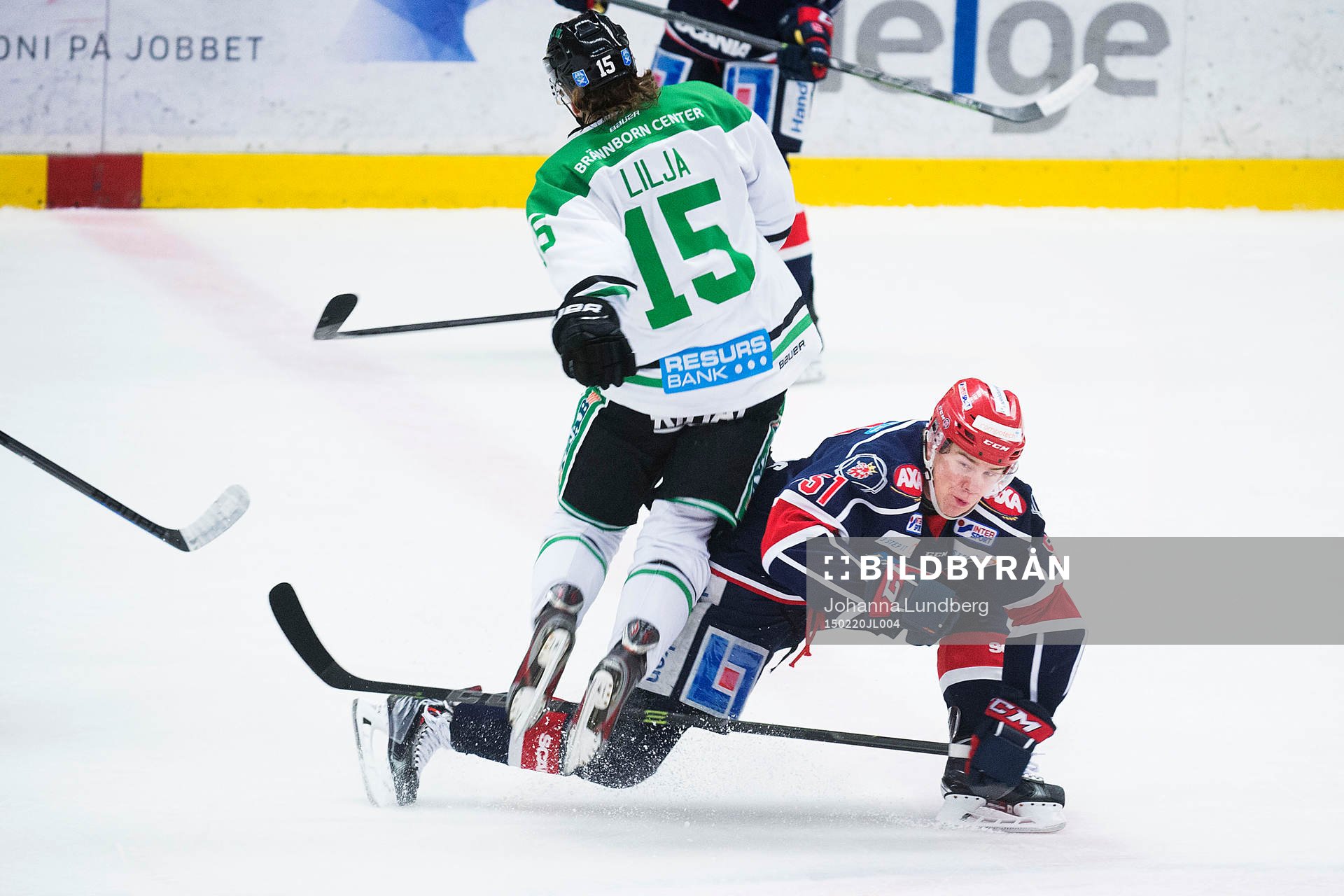 Södertäljes Robin Press trycker till Rögles Jakob Lilja