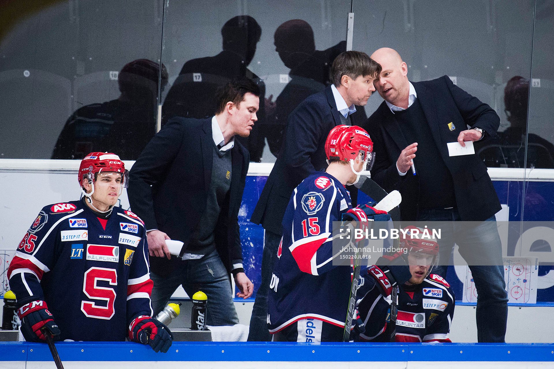 Södertäljes tränare Anders Karlsson diskuterar med