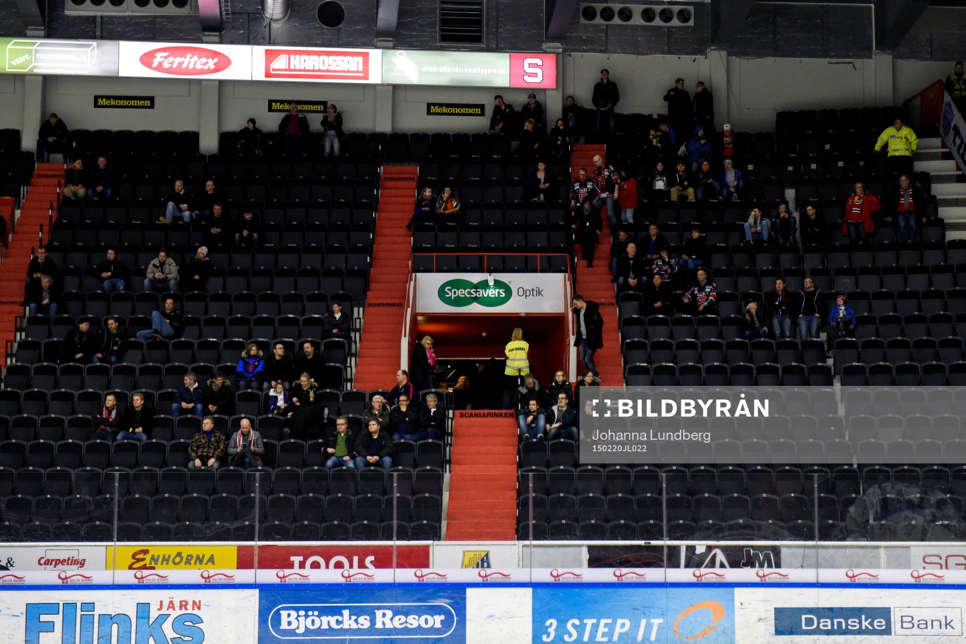 Publiken lämnar arenan innan matchen är slut