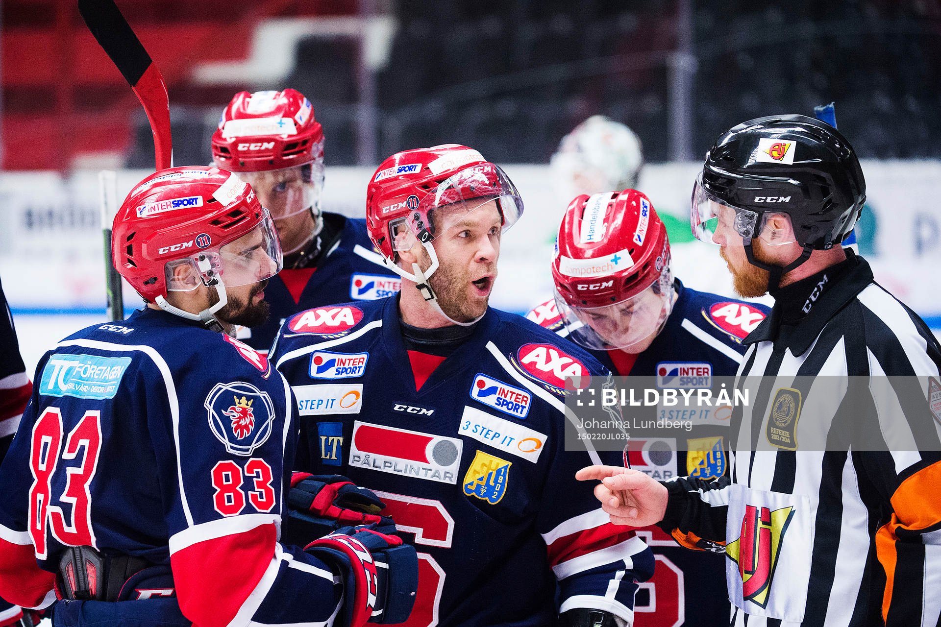 Södertäljes Mattias Beck  och Robert Carlsson diskuterar
