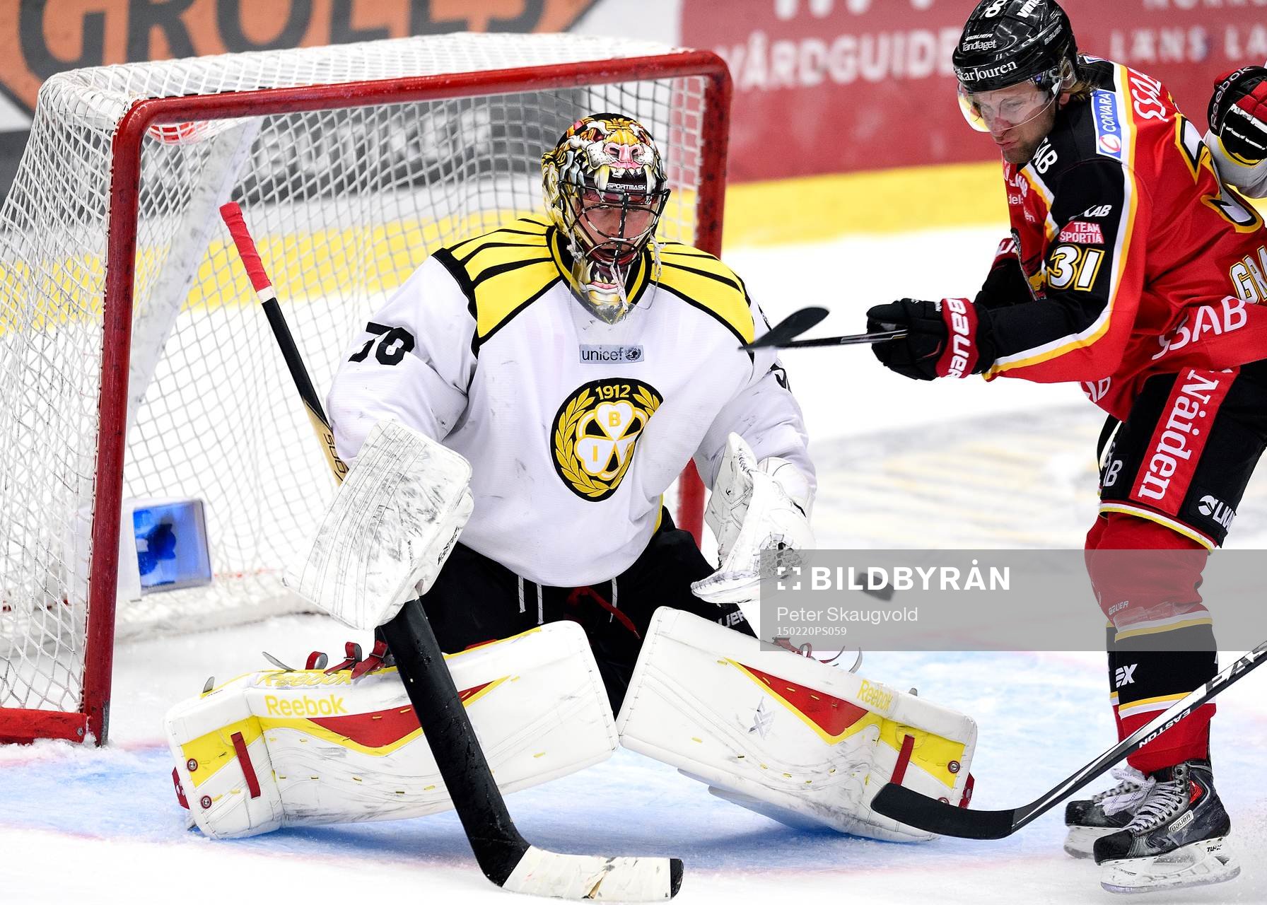 Luleås Jonathan Granström försöker styra en puck förbi
