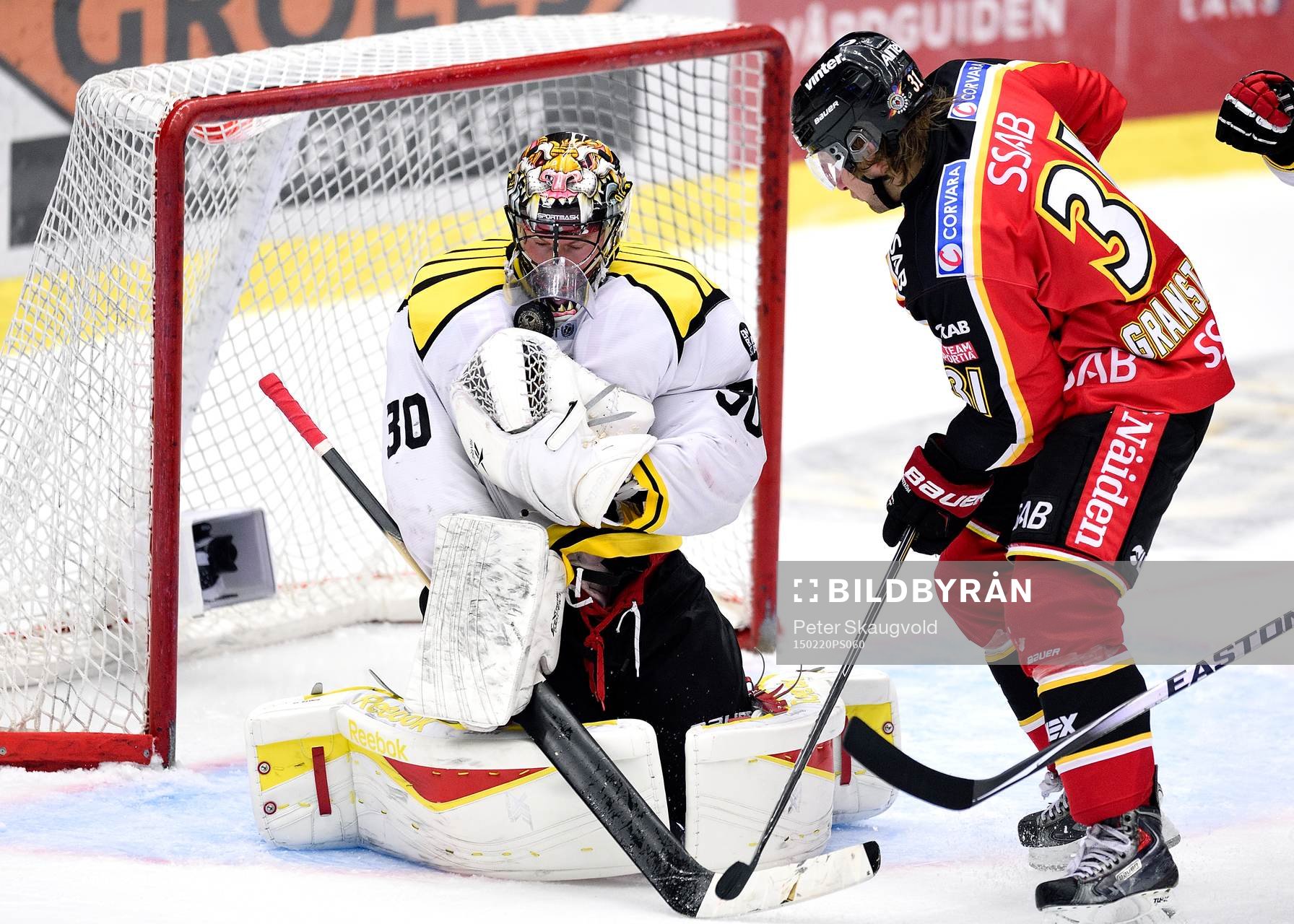 Brynäs målvakt Johan Holmqvist räddar ett skott