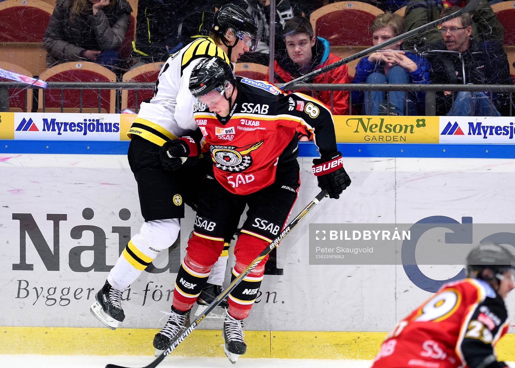 Luleås Per Savilahti-Nagander tacklar Brynäs Oskar