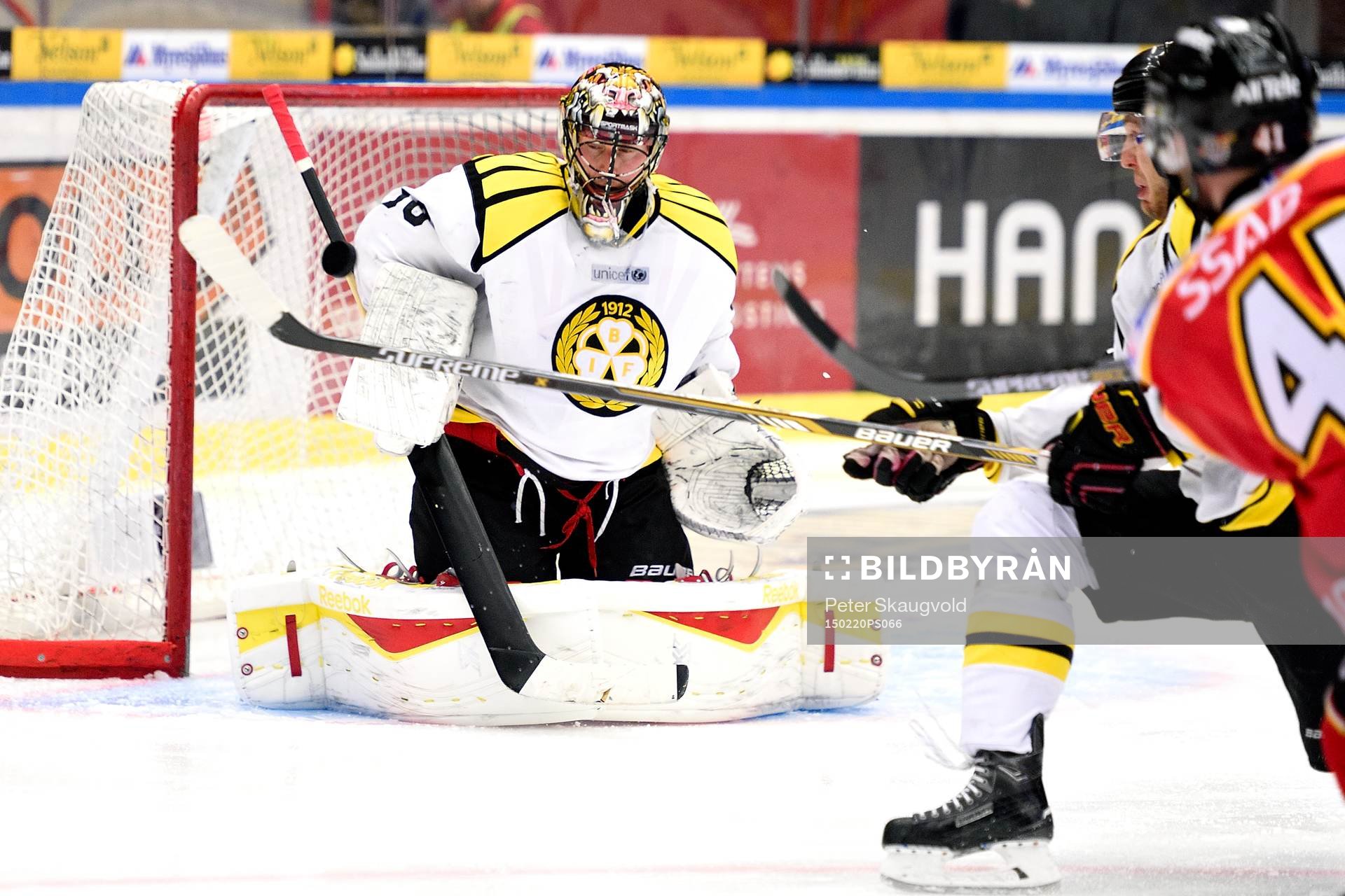 Brynäs målvakt Johan Holmqvist räddar ett skott