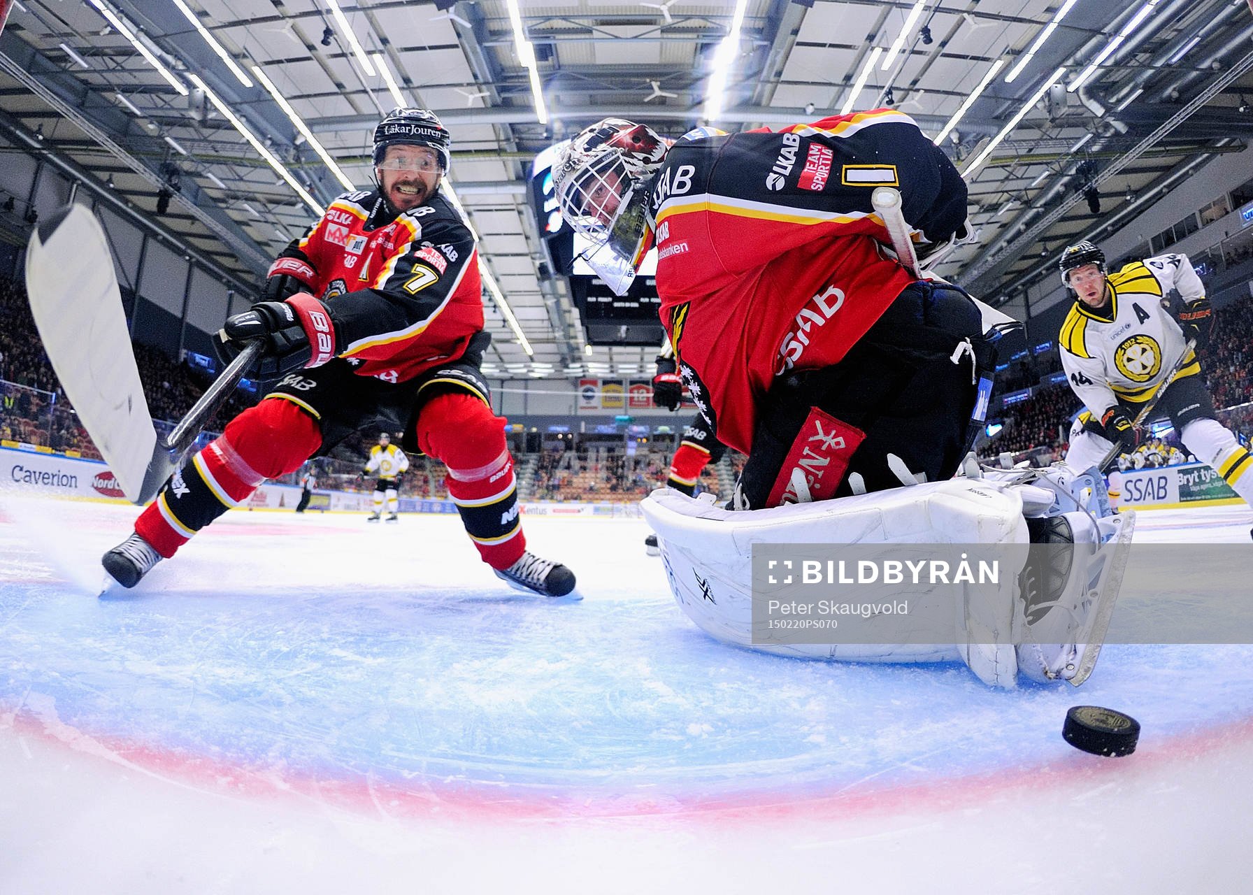 Luleås Jan Sandström försöker hindra pucken att gå in