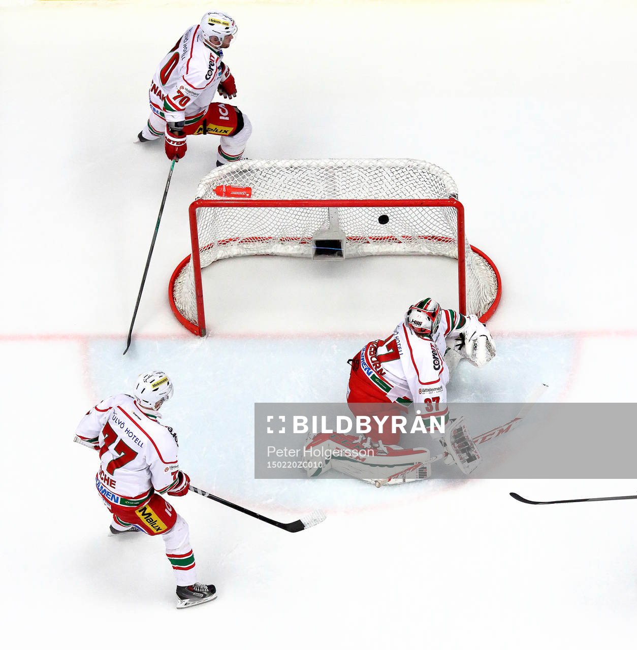 s målvakt Linus Ullmark, Radek Smolenak och Travis Roche