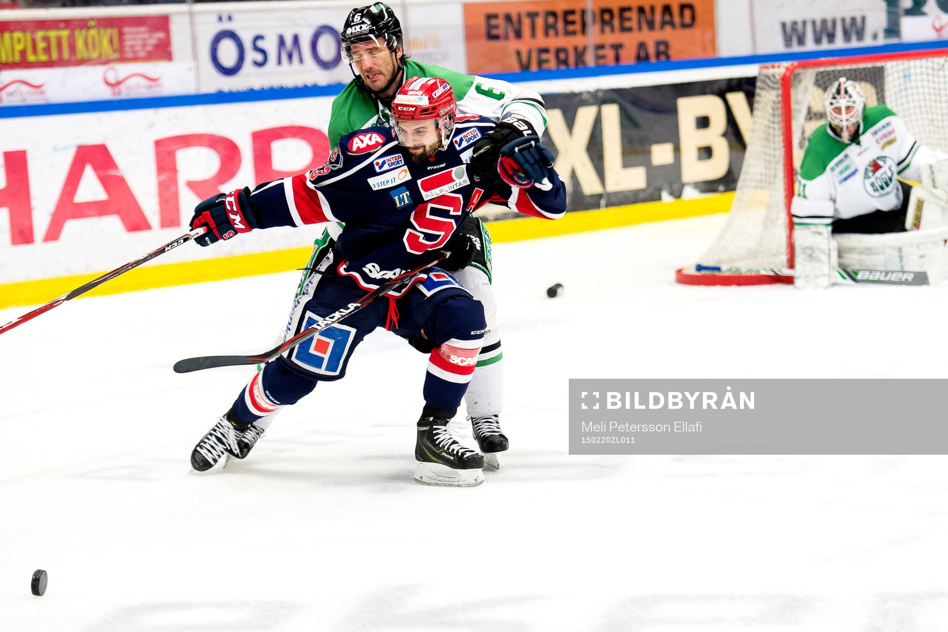 Södertäljes Mattias Beck och Rögles Andreas Lilja i en