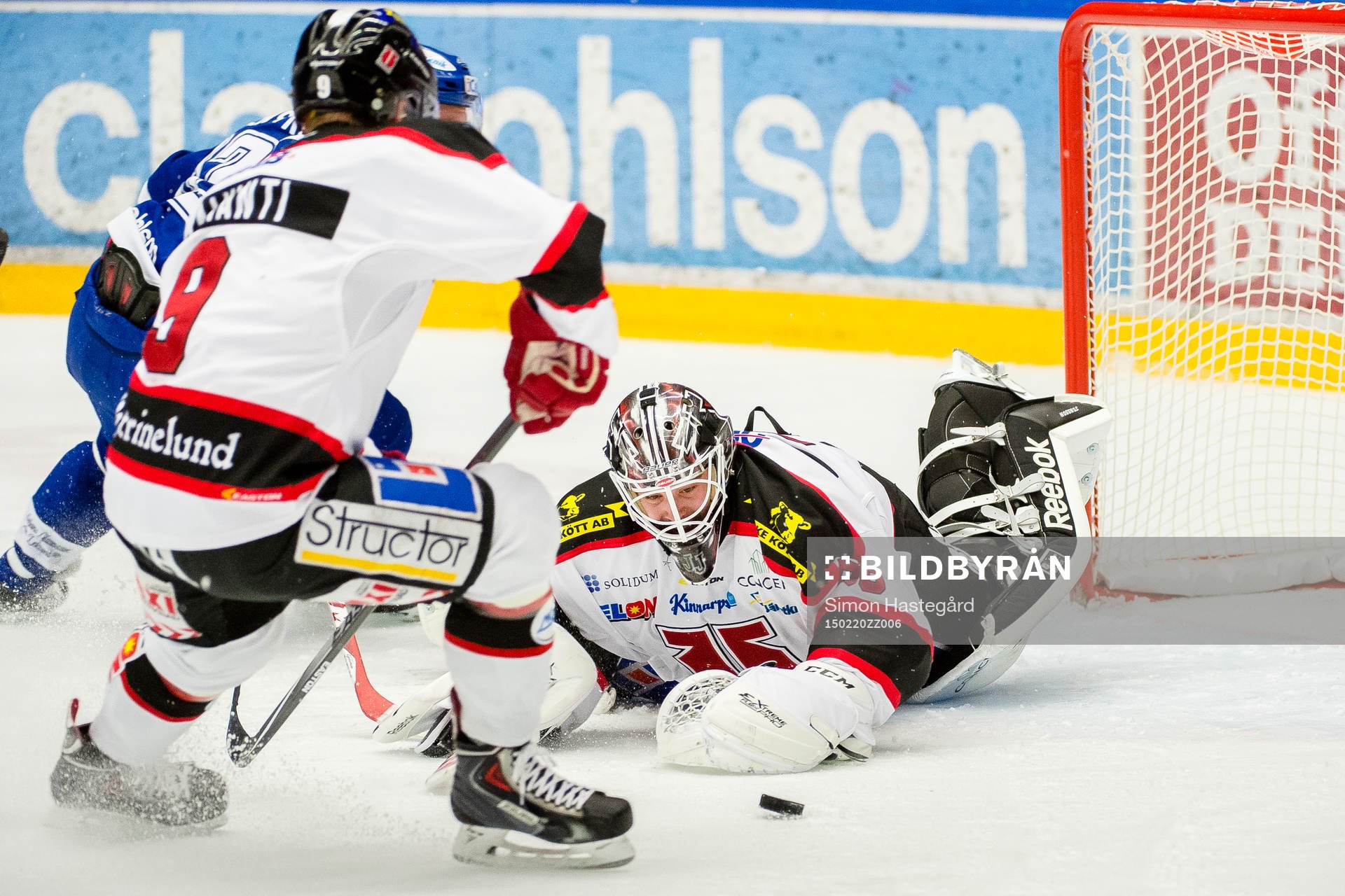 Johannes Jönsson, målvakt i Örebro, räddar skott