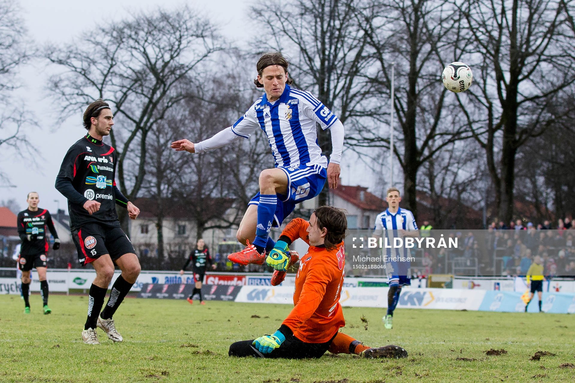 IFK Göteborgs Lasse Vibe skjuter ett skott som