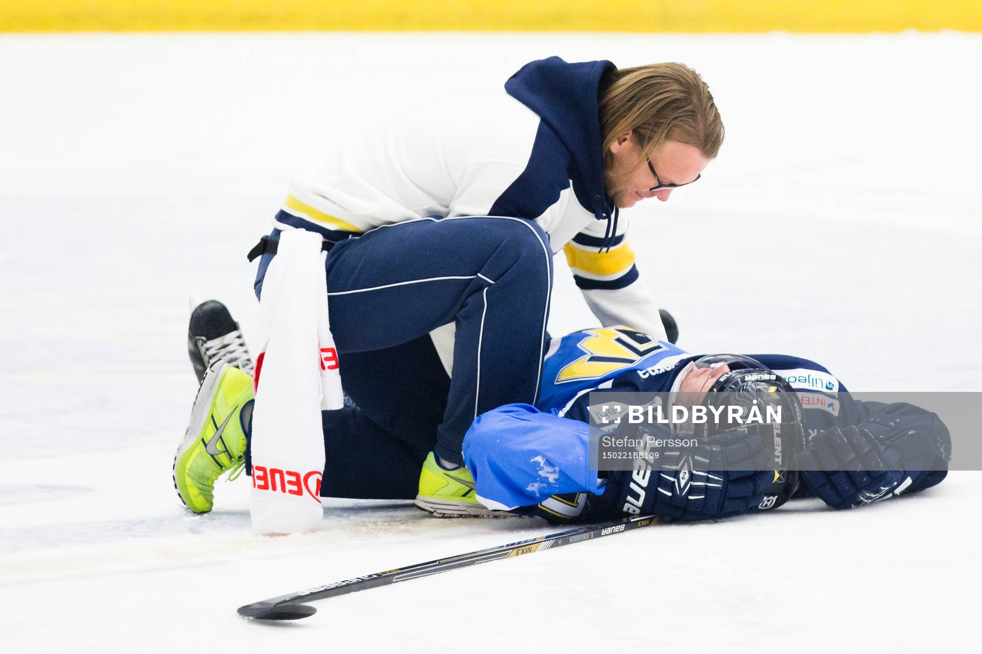 s Emil Johansson tas omhand av HV71:s sjukgymnast Andreas
