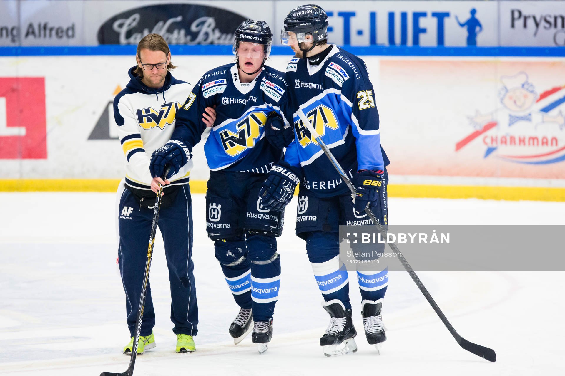 s Emil Johansson tas omhand av HV71:s sjukgymnast Andreas