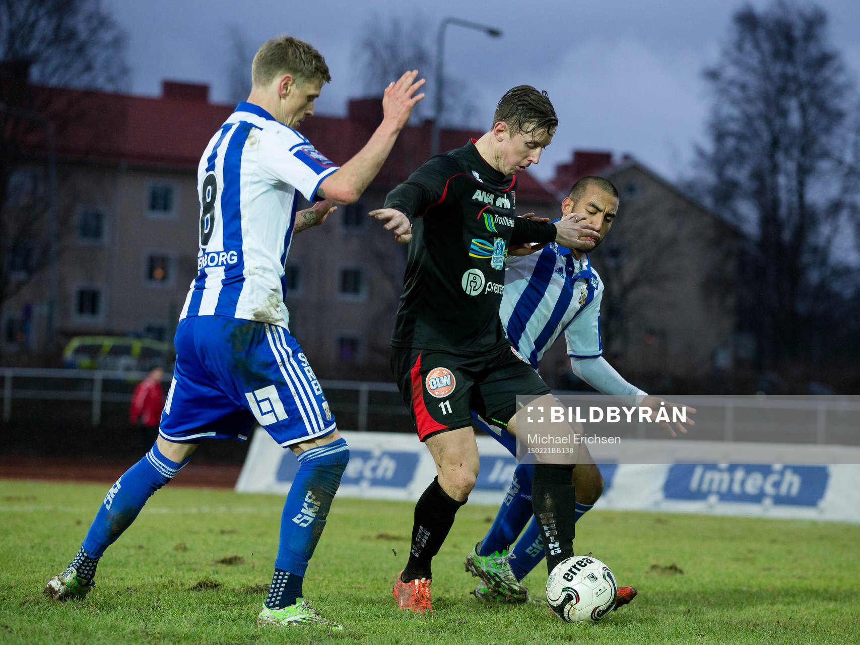 Trollhättans Robert Bagger håller undan för IFK