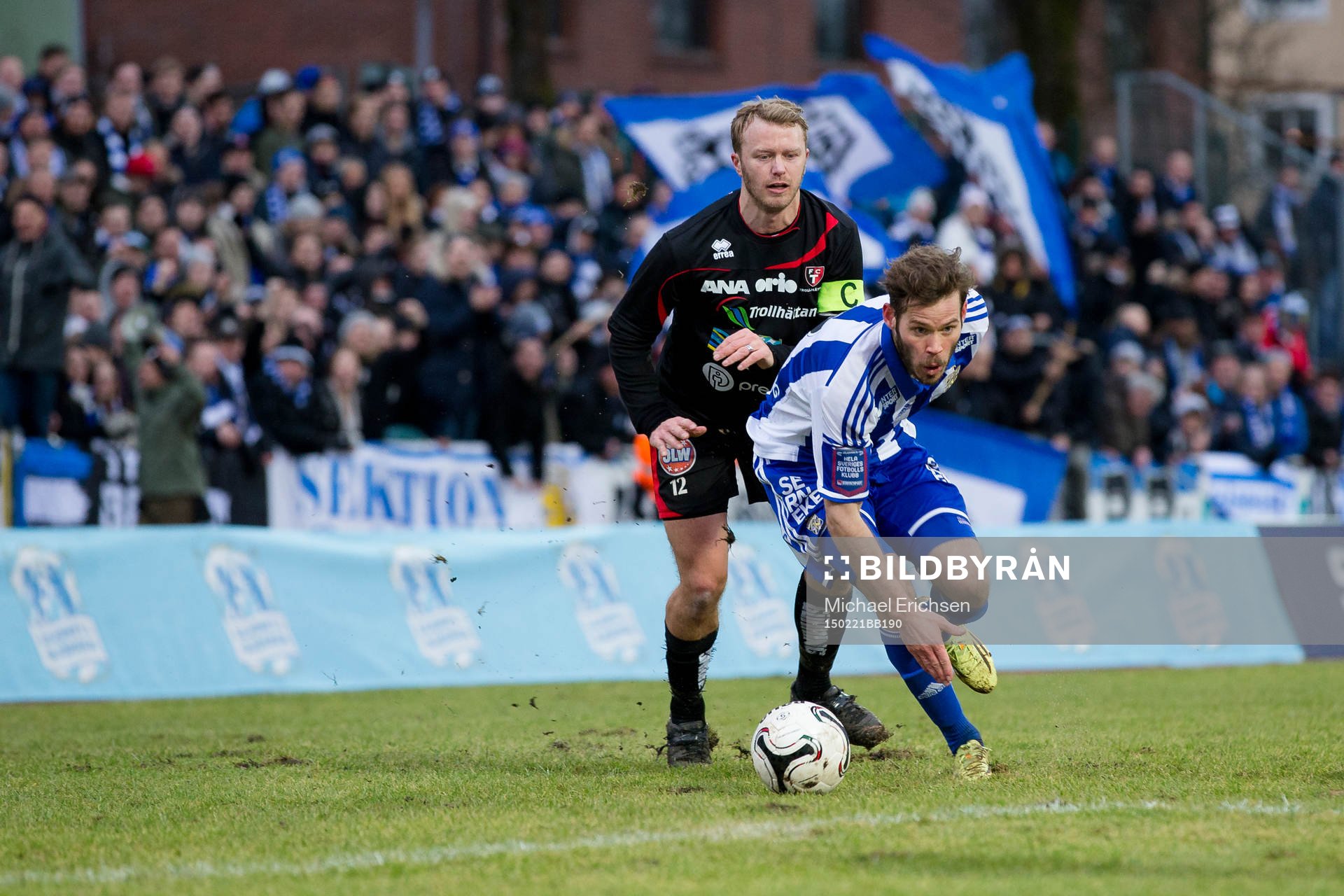 IFK Göteborgs Emil Salomonsson steget före Trollhättans David Bennhage under fotbollsmatchen i Svenska Cupen mellan FC Trollhättan och IFK Göteborg den 21 februari 2015 i Trollhättan.