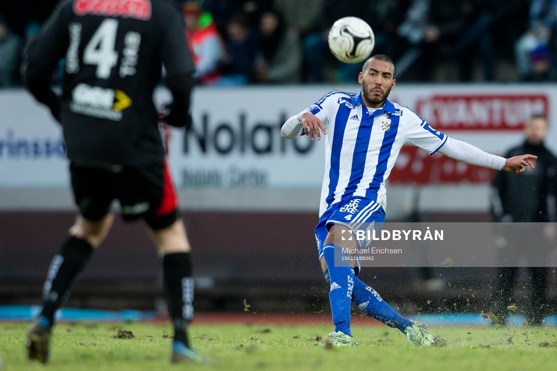IFK Göteborgs Haitam Aleesami slår en crossboll under fotbollsmatchen i Svenska Cupen mellan FC Trollhättan och IFK Göteborg den 21 februari 2015 i Trollhättan.