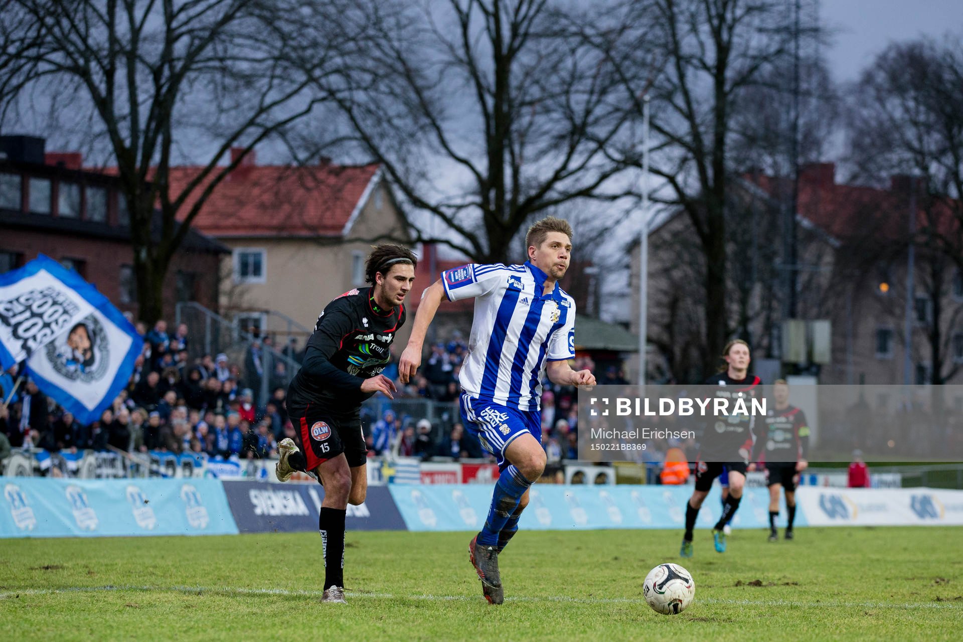 IFK Göteborgs Mikael Boman steget före Trollhättans Tommie Veljovic under fotbollsmatchen i Svenska Cupen mellan FC Trollhättan och IFK Göteborg den 21 februari 2015 i Trollhättan.