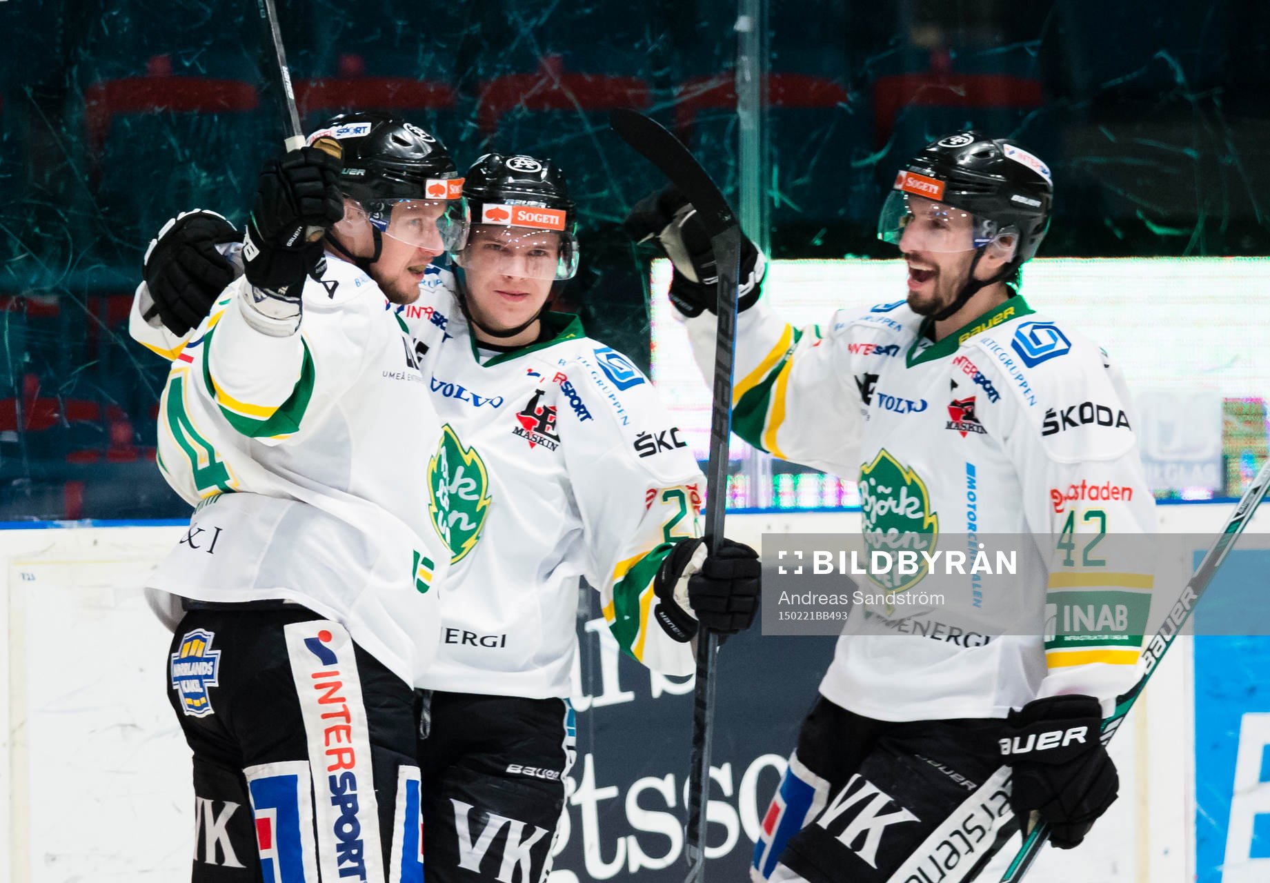 Björklövens Stefan Öhman (v) gör 0-1 och gratuleras av