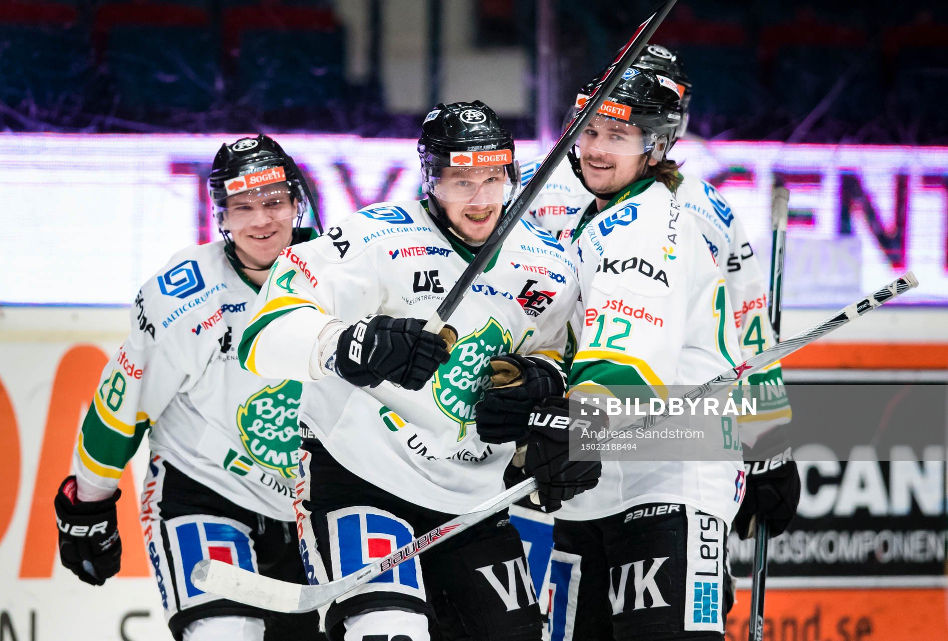 Björklövens Stefan Öhman (m) gör 0-1 och gratuleras av
