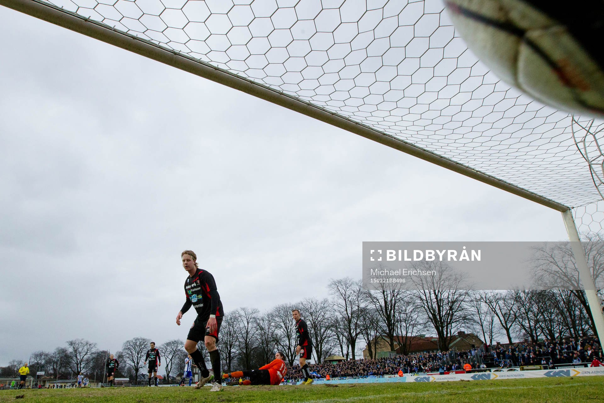 Trollhättans målvakt Markus Mäkinen ser IFK Göteborgs