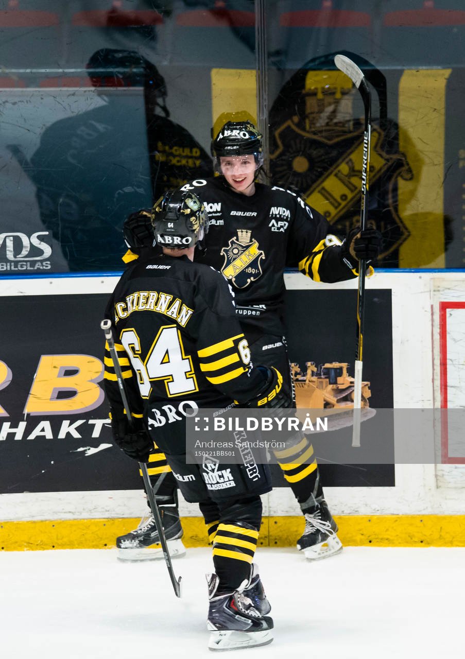 s Robin Kovacs gör 2-1 och gratuleras av Ryan McKiernan (h)