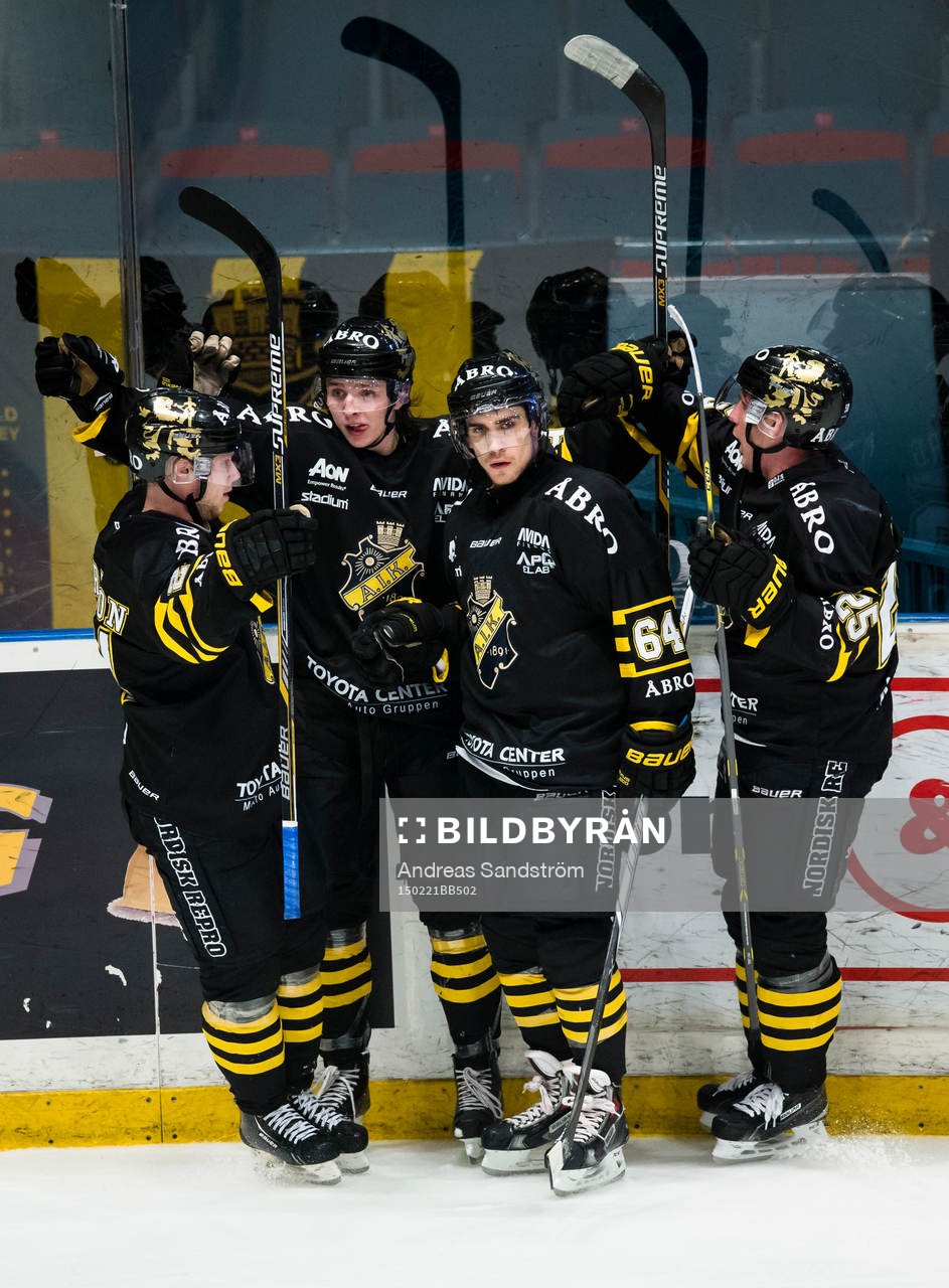 s Robin Kovacs (2:a vänster) gör 2-1 och gratuleras av