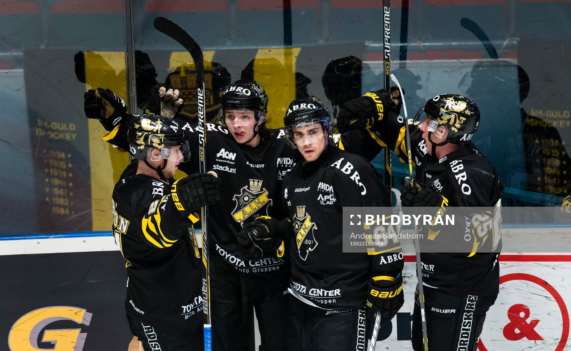 s Robin Kovacs (2:a vänster) gör 2-1 och gratuleras av