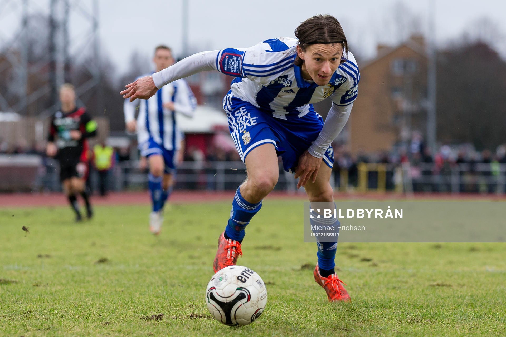 IFK Göteborgs Lasse Vibe försöker hålla balansen