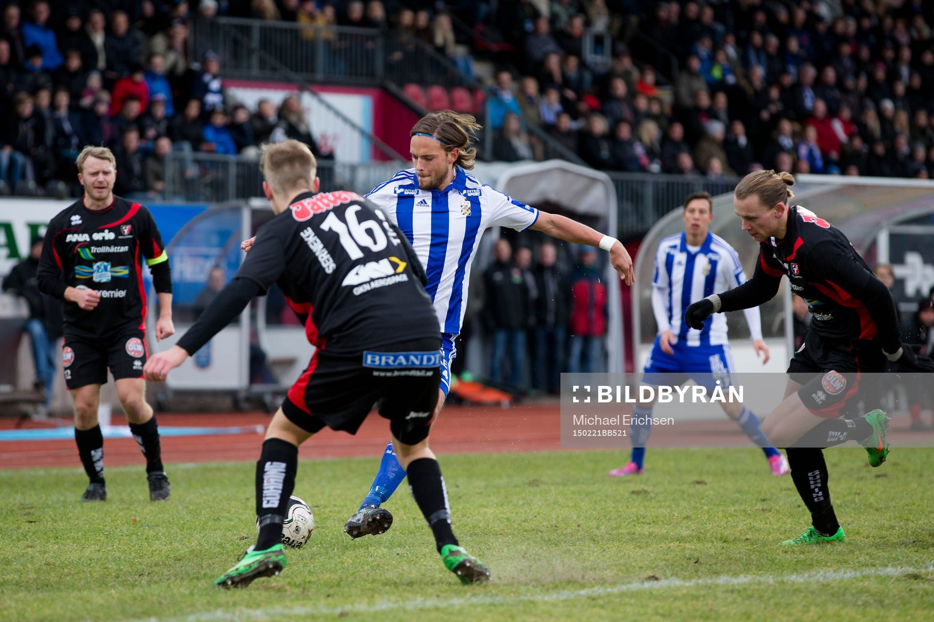 IFK Göteborgs Tom Pettersson måttar ett inlägg mot täckande Pontus Johansson i Trollhättan under fotbollsmatchen i Svenska Cupen mellan FC Trollhättan och IFK Göteborg den 21 februari 2015 i Trollhättan.