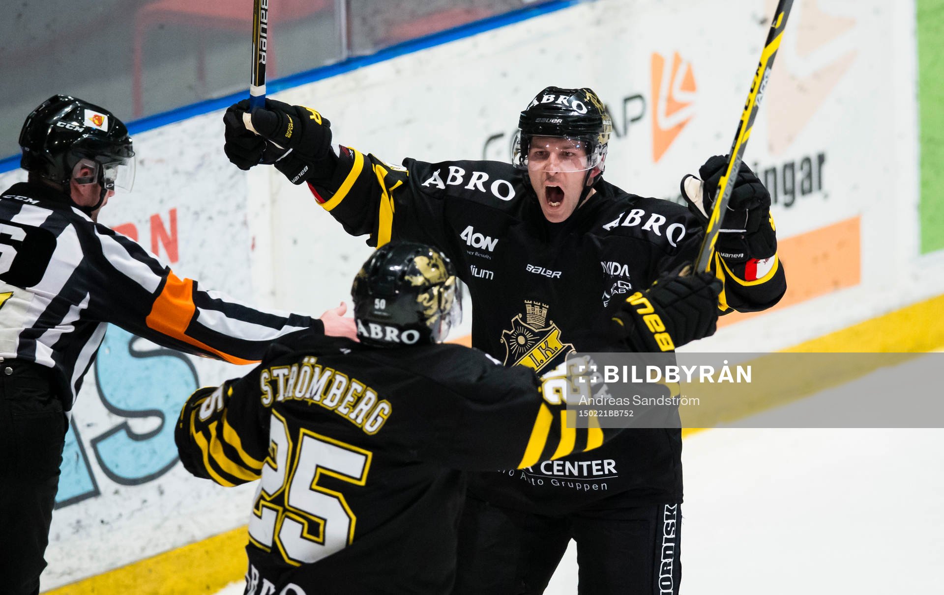s Emil Lundberg gör 1-1 kvitteringen och firar med Conny