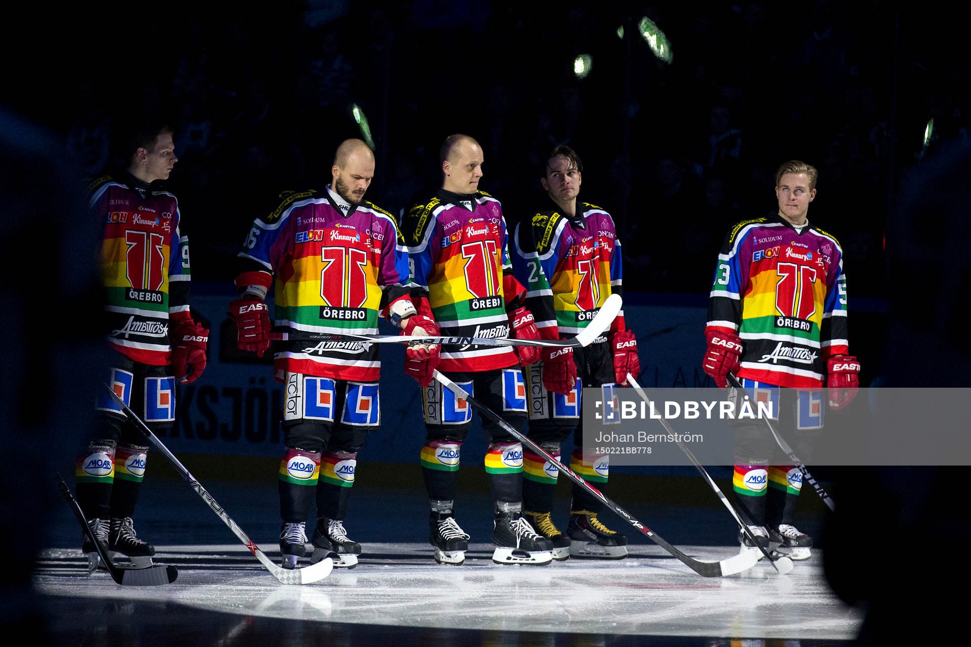 Örebro i sina pridetröjor vid lineup innan