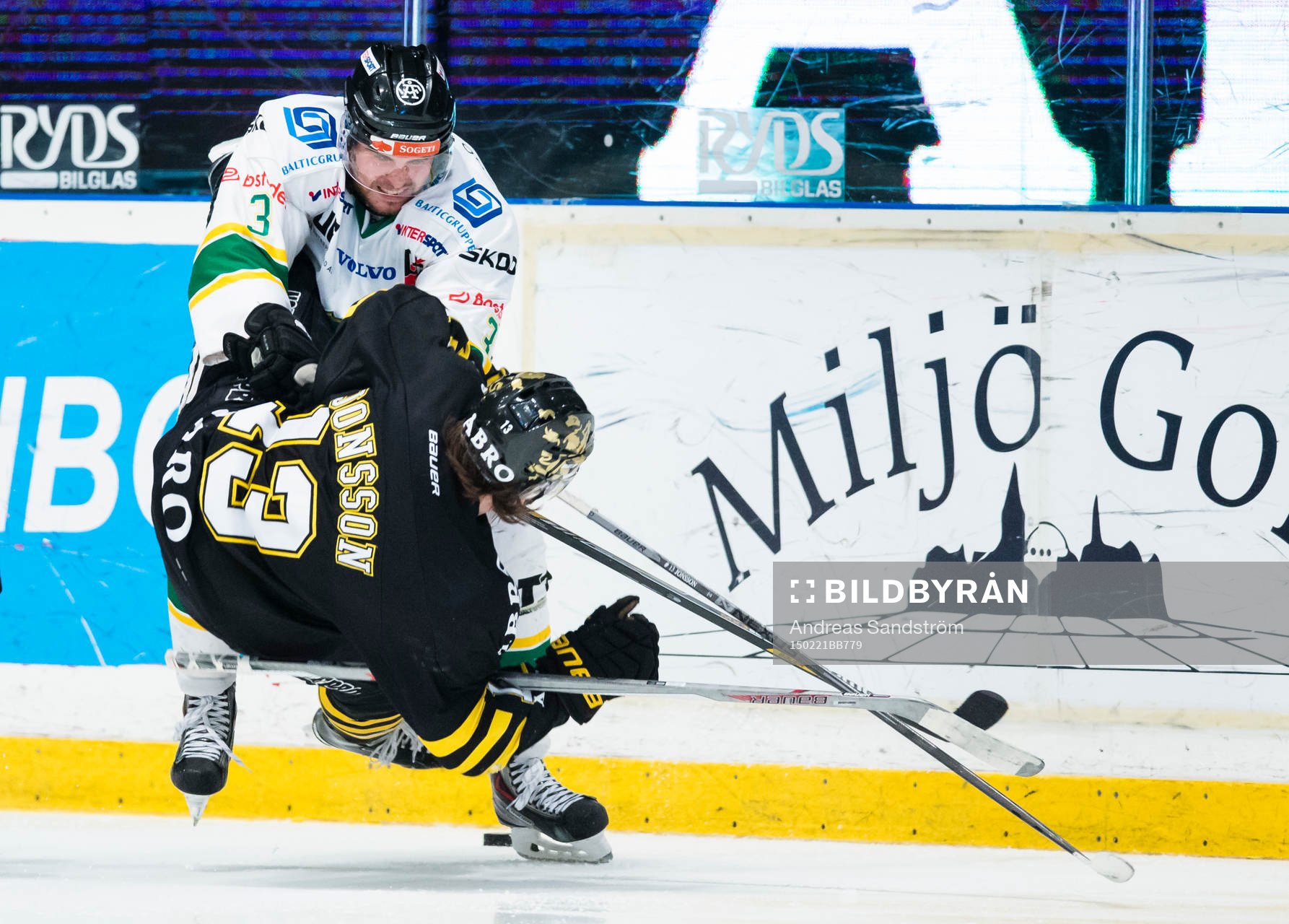 Björklövens Alexander Hellström med en crosschecking mot