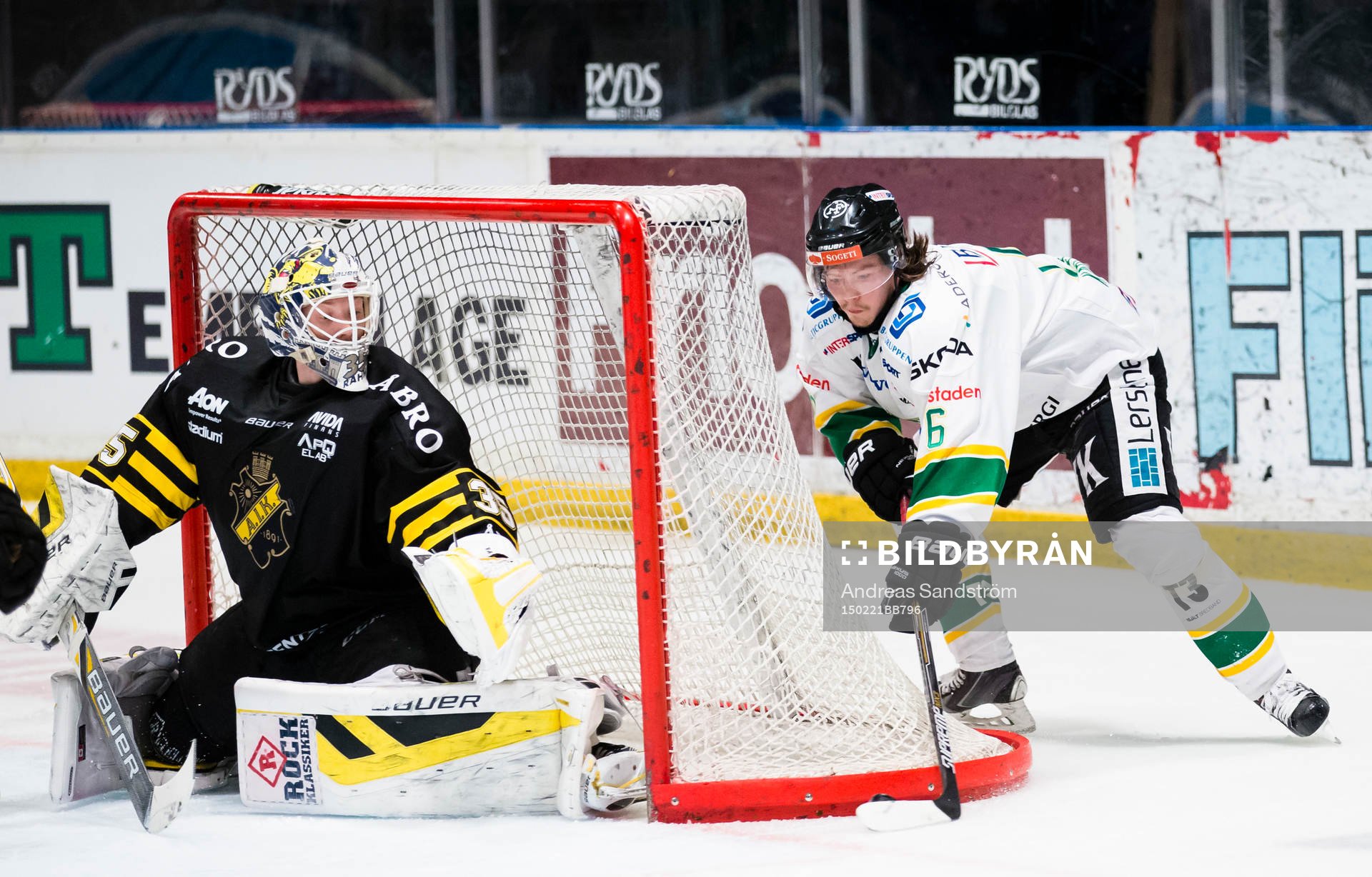 Björklövens Kim Karlsson försöker få in pucken bakom
