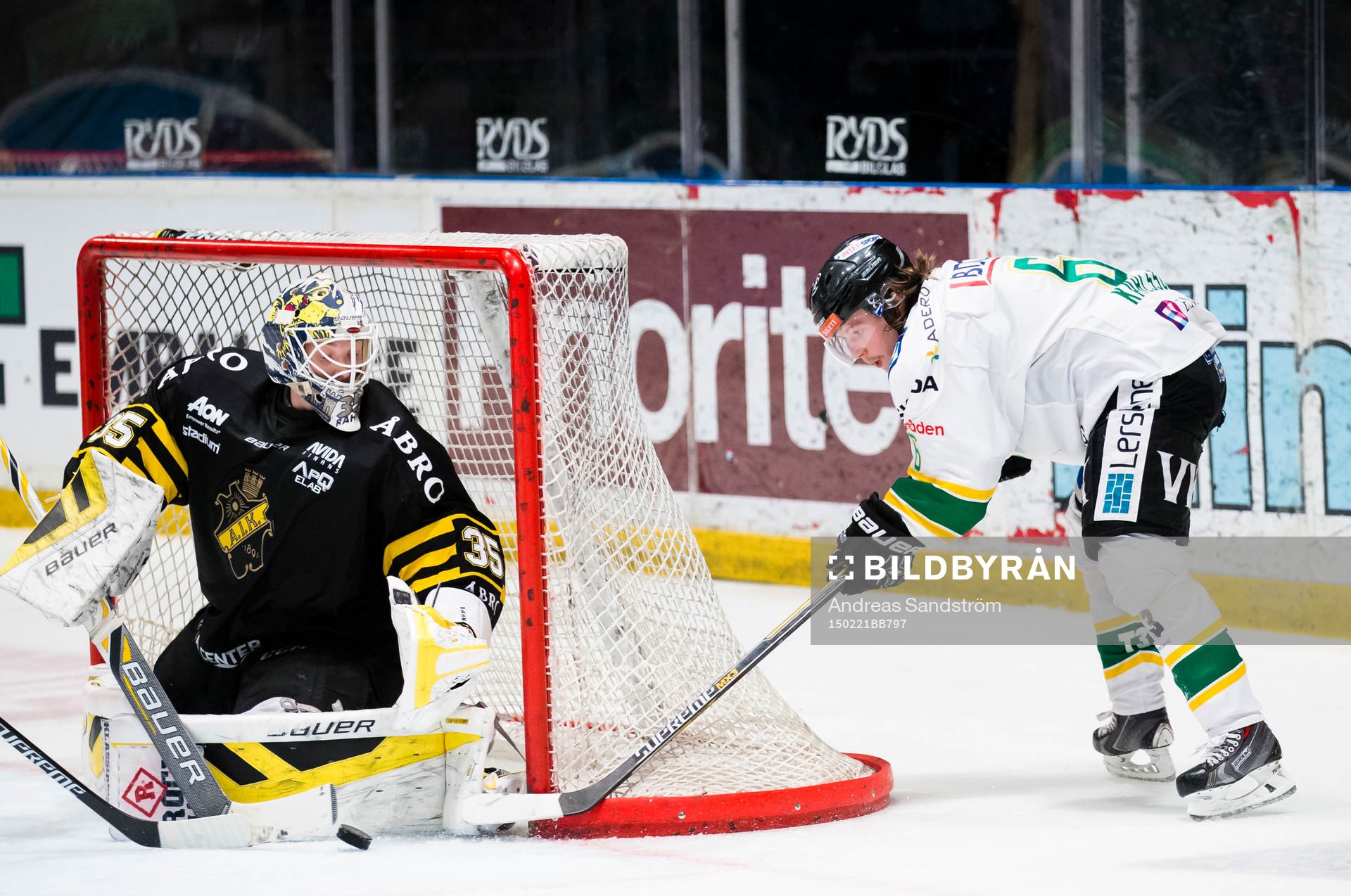 Björklövens Kim Karlsson försöker få in pucken bakom