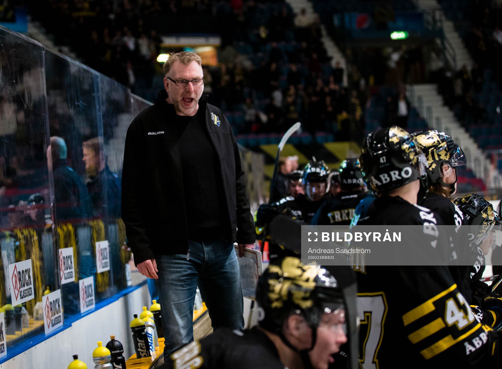 s tränare Peter Nordström reagerar
