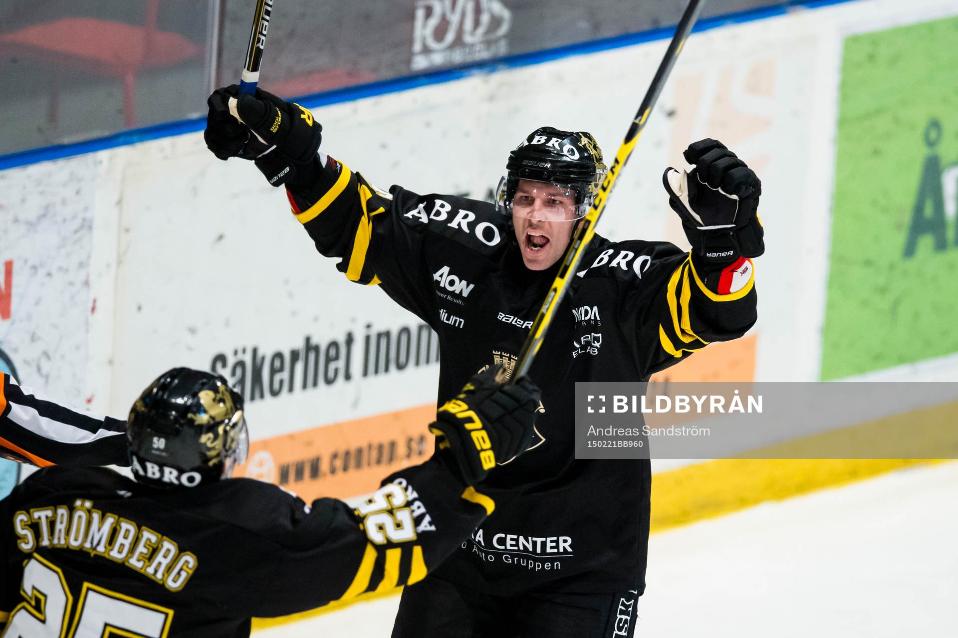 s Emil Lundberg firar 1-1 med Conny Strömberg (v)