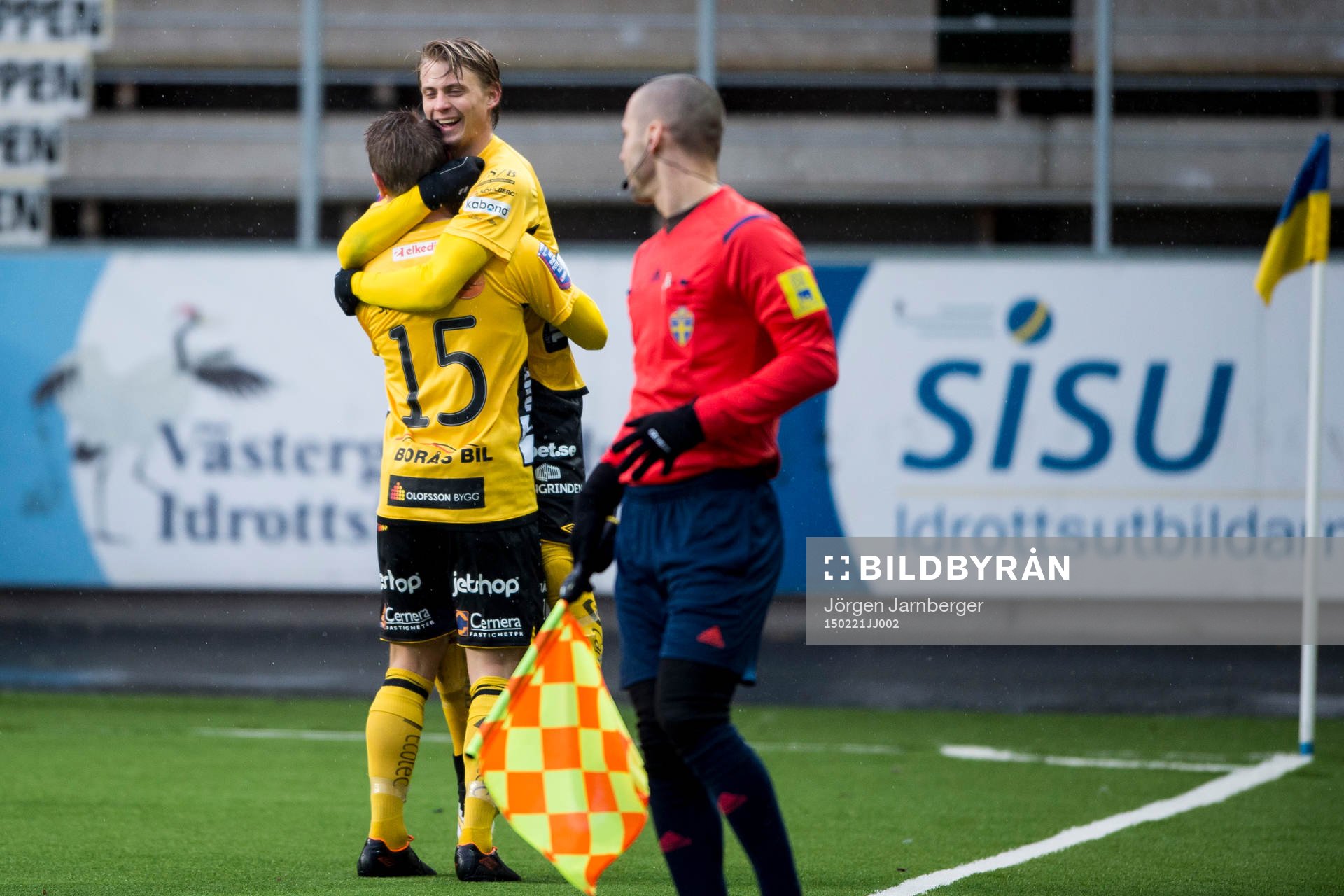 Elfsborgs Simon Hedlund jublar och kramas om av Andreas