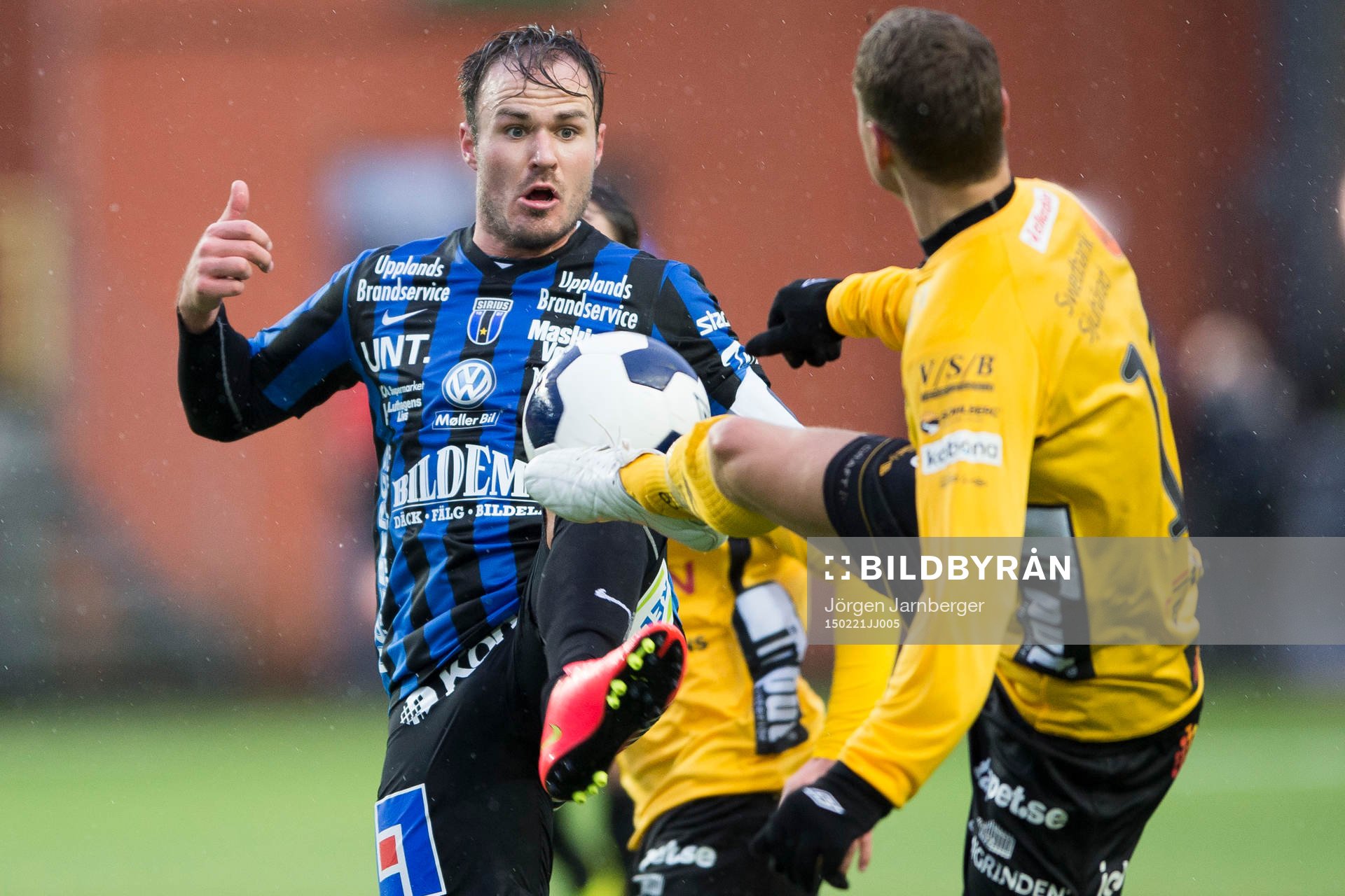 Sirius Niklas Busch Thor i kamp med Elfsborgs Viktor Claesson (rygg mot kameran) under fotbollsmatchen i Svenska cupen mellan Elfsborg och Sirius den 21 februari 2015 i Borås.