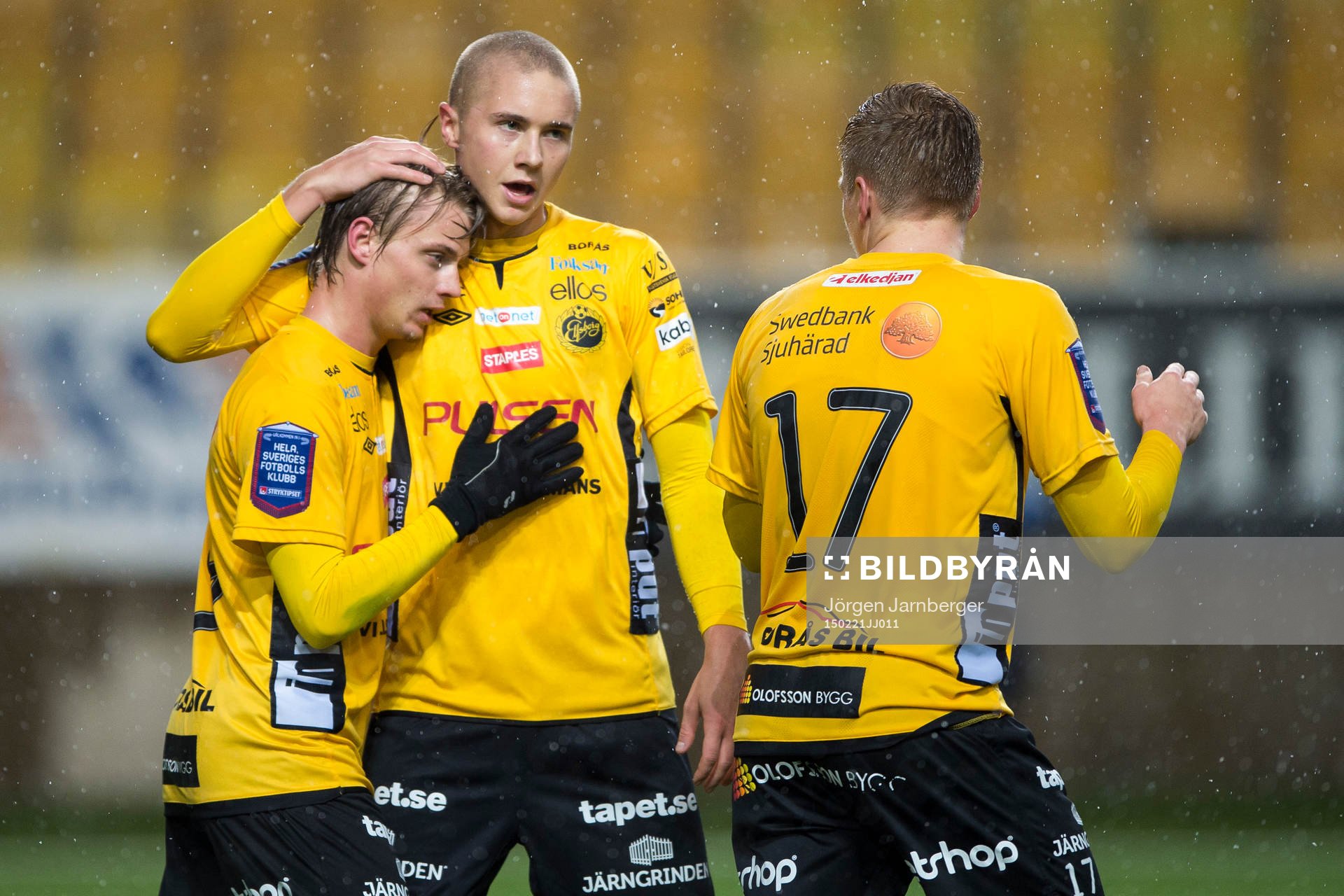 Elfsborgs Simon Hedlund klappas om av Sebastian Holmén