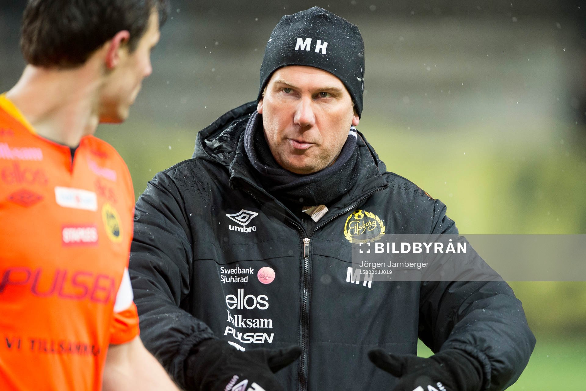 Elfsborgs manager Magnus Haglund diskuterar med målvakt Kevin Stuhr - Ellegaard efter fotbollsmatchen i Svenska cupen mellan Elfsborg och Sirius den 21 februari 2015 i Borås.