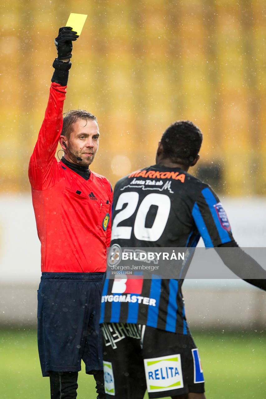 Domare Johan Hamlin ger Sirius Moses Ogbu gult kort under fotbollsmatchen i Svenska cupen mellan Elfsborg och Sirius den 21 februari 2015 i Borås.