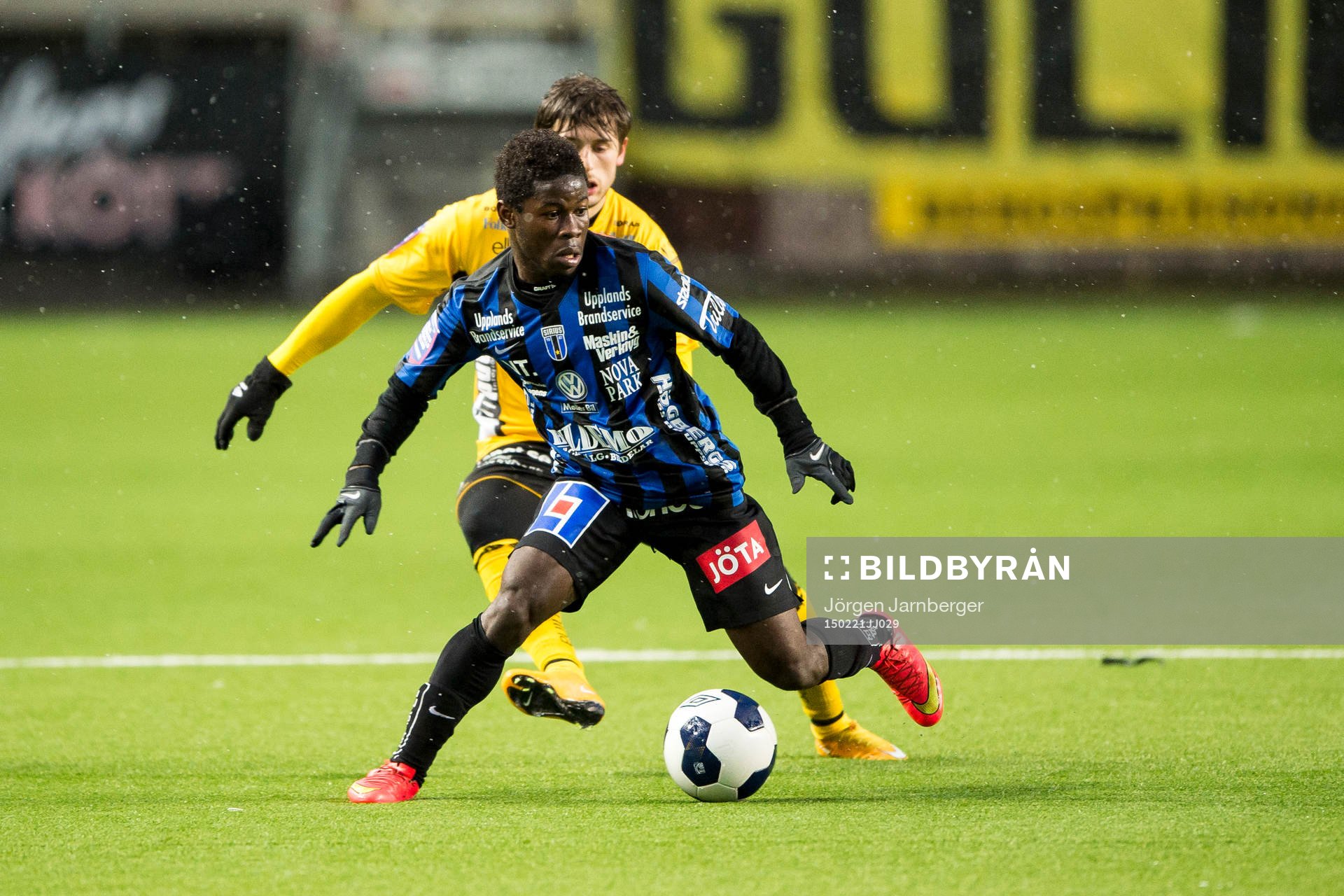Sirius Kingsley Sarfo med Elfsborgs Arber Zeneli i