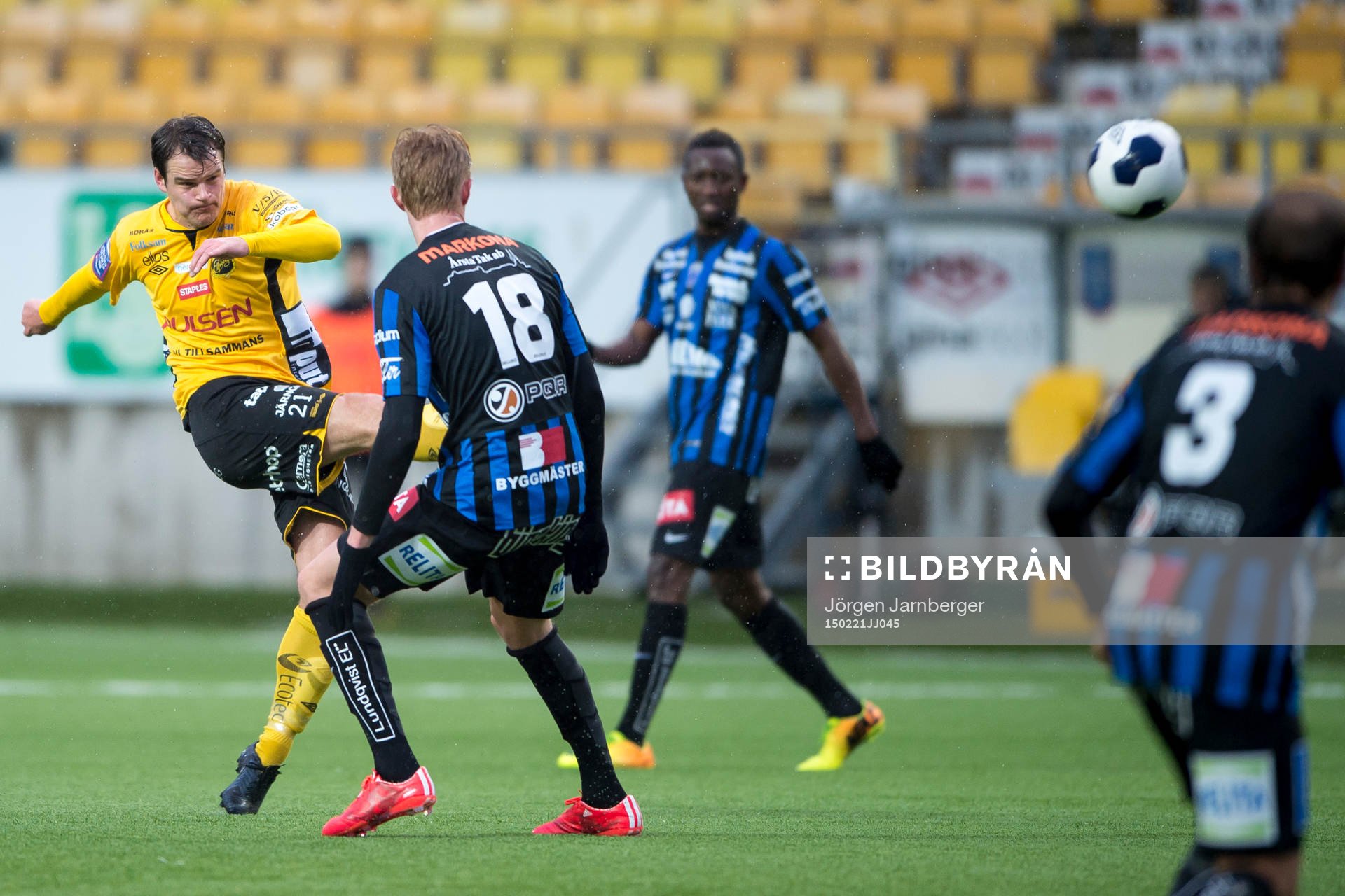 Elfsborgs Henning Hauger skjuter på mål