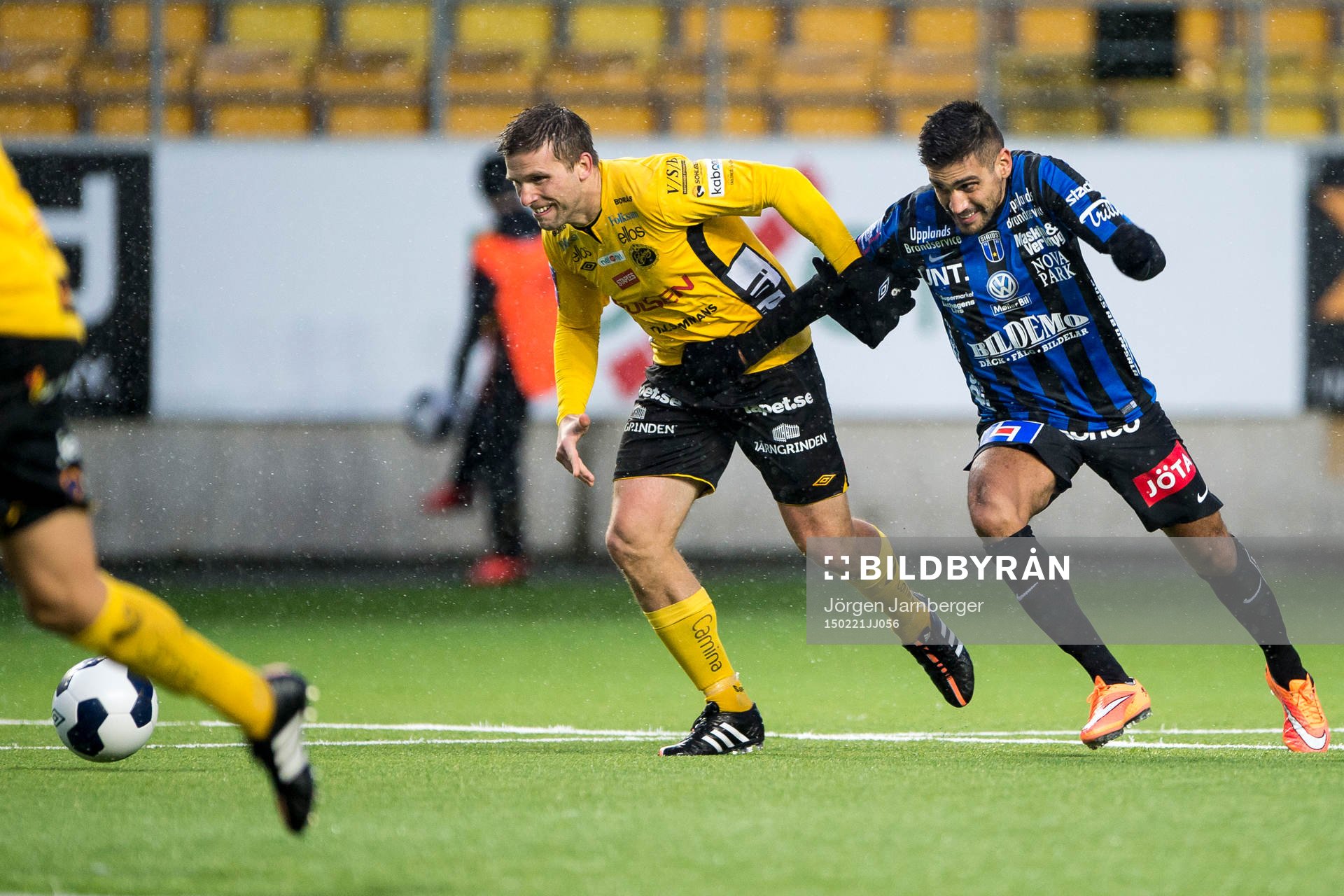 Kamp mellan Elfsborgs Anders Svensson och Sirius Stefan Silva under fotbollsmatchen i Svenska cupen mellan Elfsborg och Sirius den 21 februari 2015 i Borås.