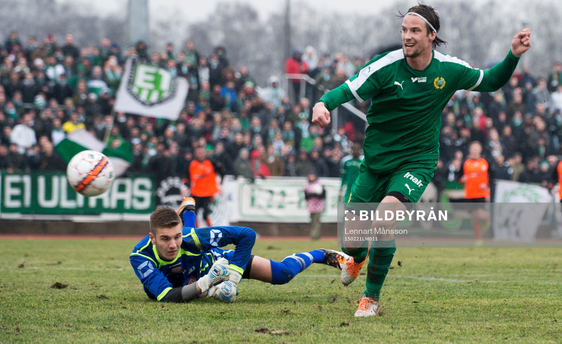 Hammarbys Linus Hallenius rundar Kristianstads målvakt