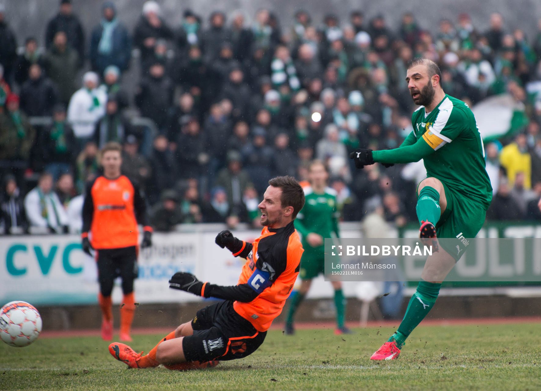 Hammarbys Kennedy Bakircioglu skjuter förbi Kristianstads
