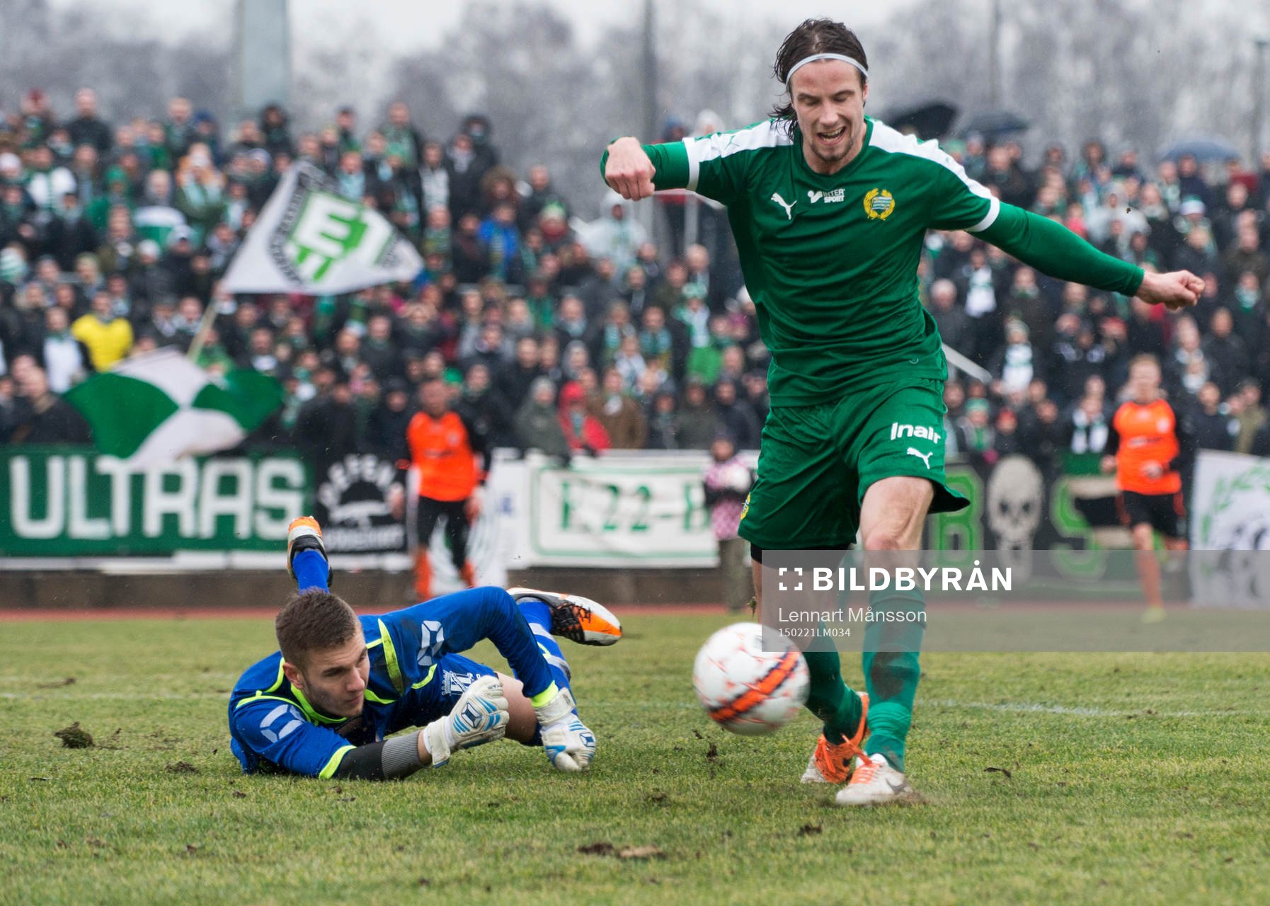 Hammarbys Linus Hallenius rundar Kristianstads målvakt