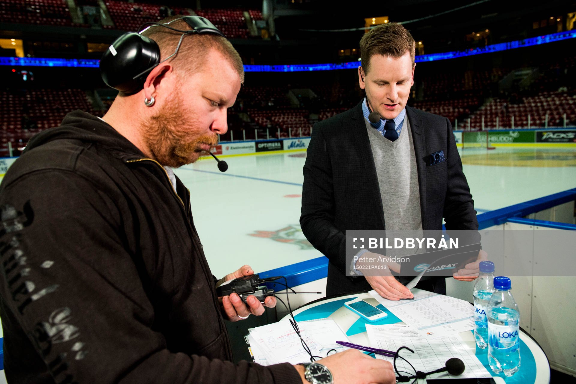 Niklas Jihde förbereder sig i Viasats studio