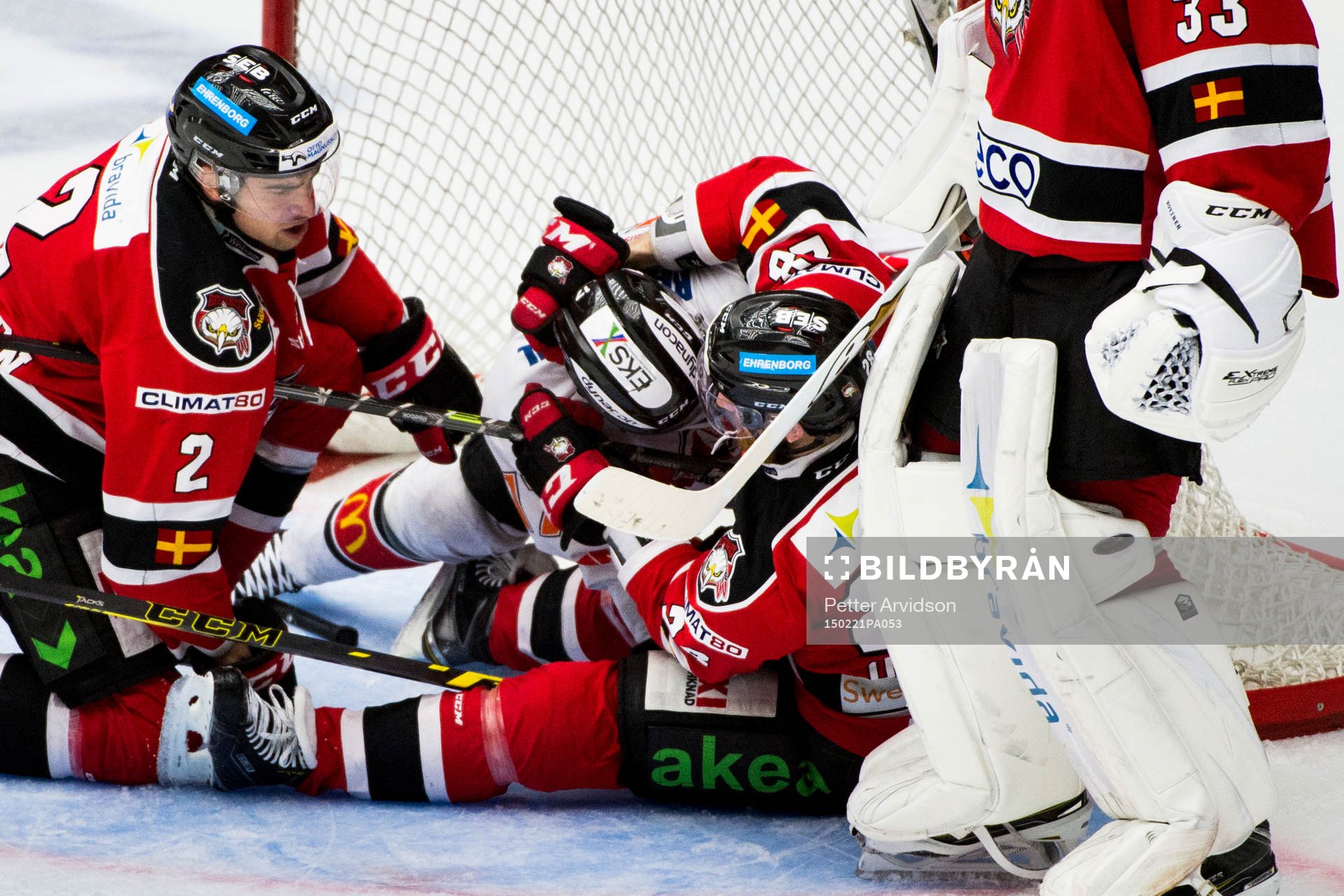 Malmö Redhawks Nils Andersson (tv) tittar på när Malmö
