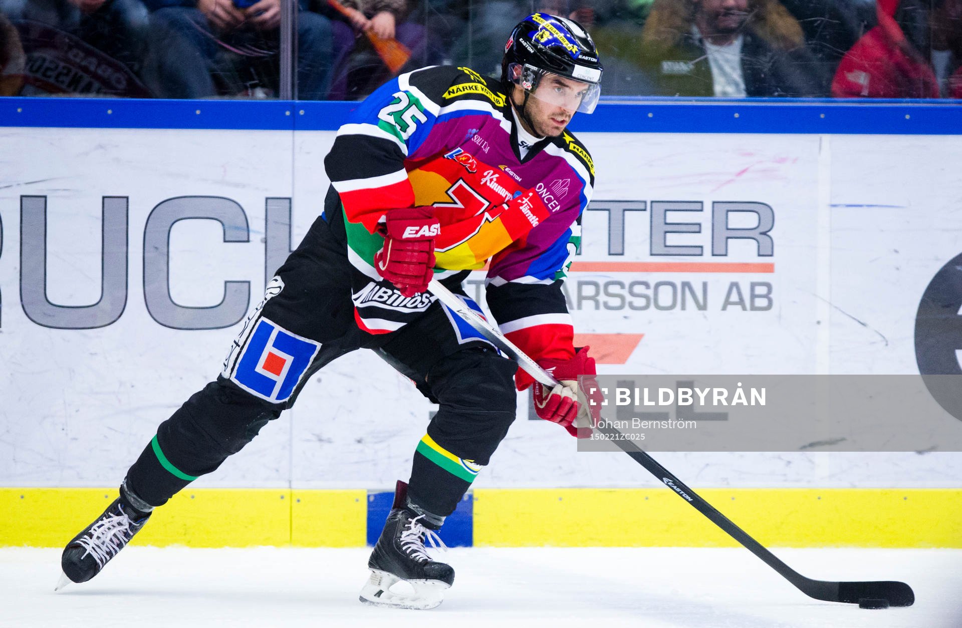 Örebros Martin Johansson i för dagen en pridetröja
