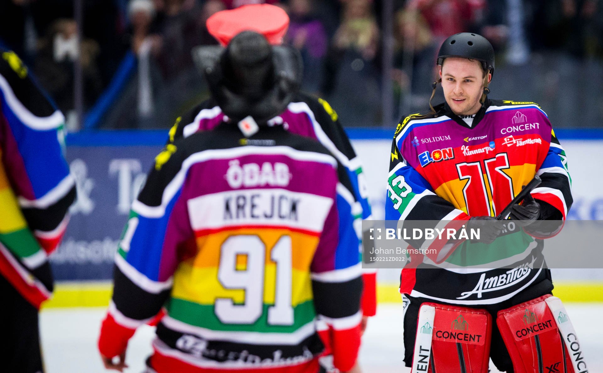 Örebros målvakt Julius Hudacek spexar som YMCA