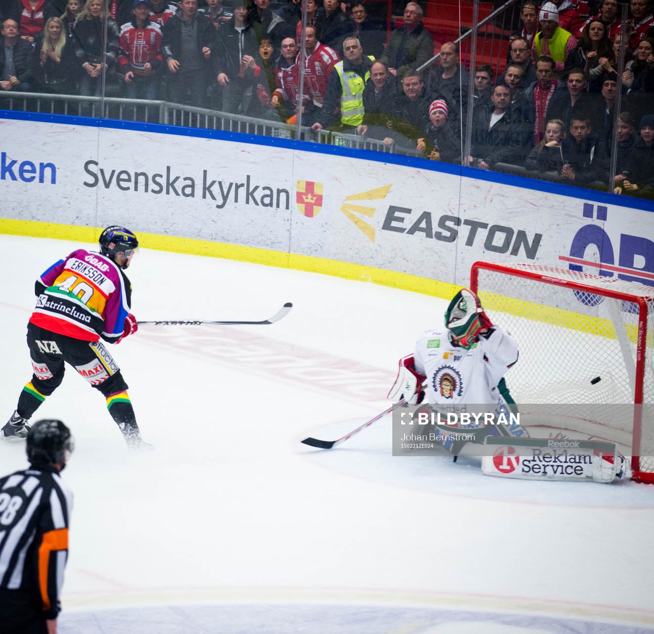 Örebros Anders Eriksson gör 1-0 på Frölundas målvakt